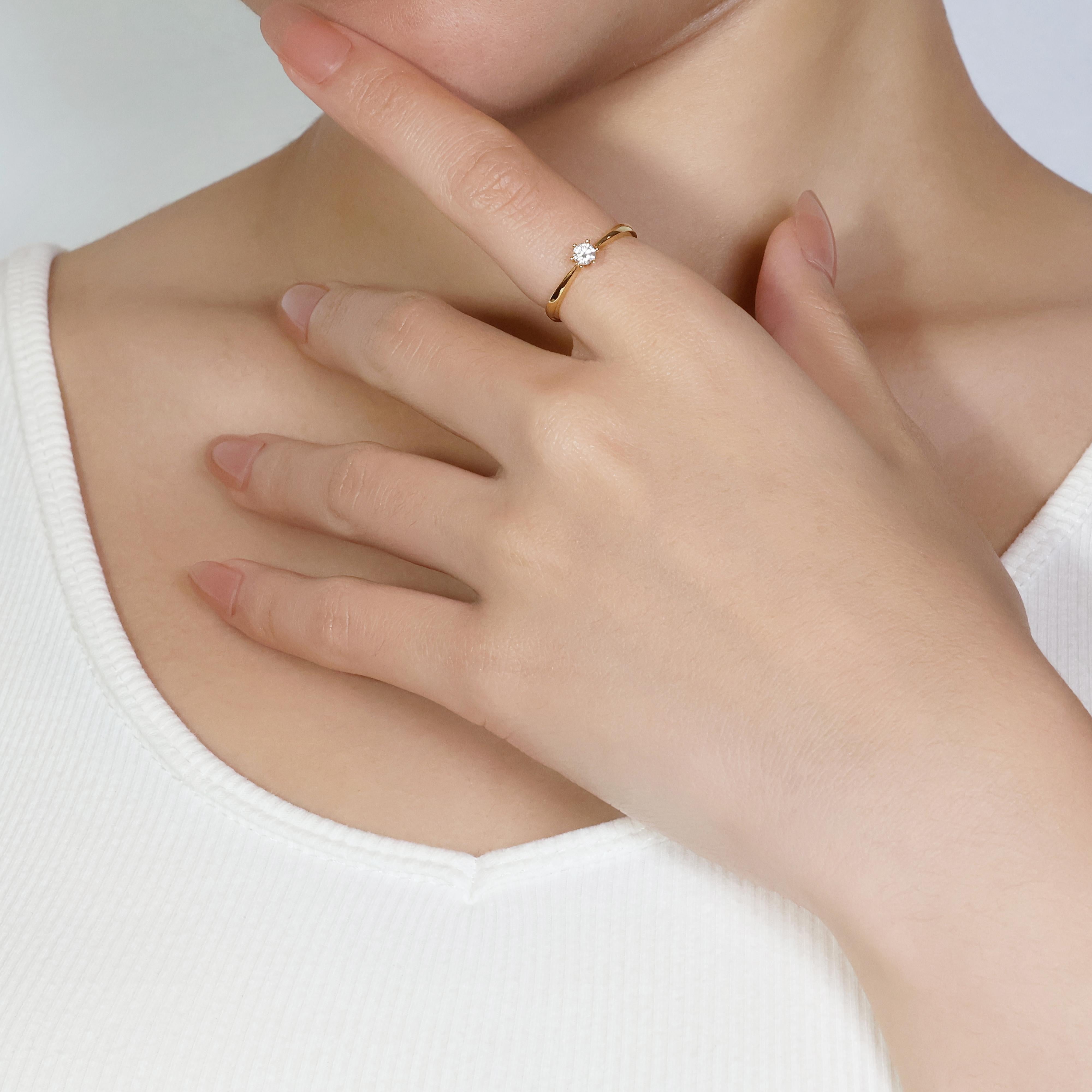 Dieser zeitlose Ring präsentiert einen einzelnen funkelnden runden Brillanten, der sorgfältig in luxuriöses 20-karätiges Gelbgold gefasst ist. Der Diamant hat ein Gewicht von 0,16 Karat und einen Farbgrad von H, was für außergewöhnliche Brillanz
