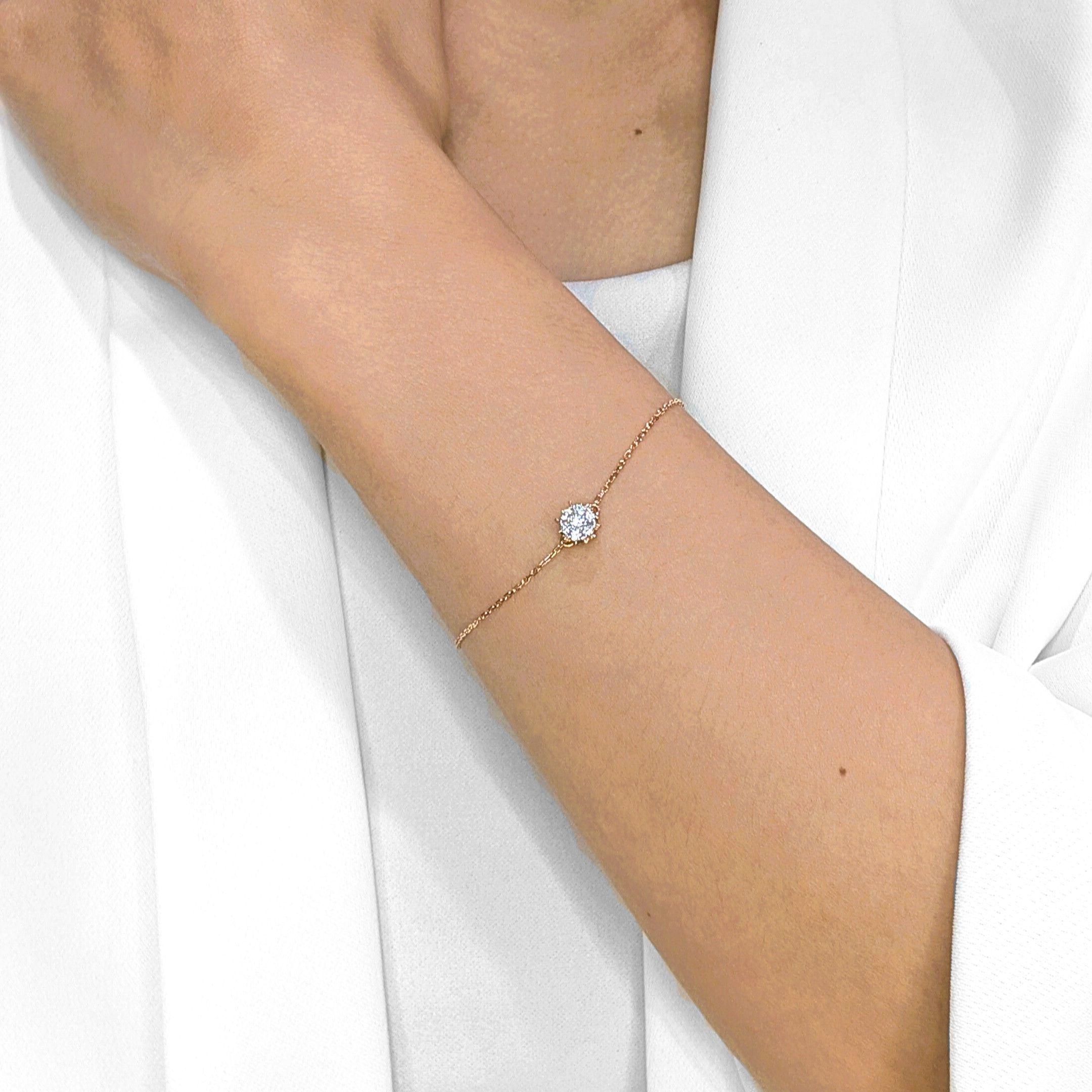 Expression délicate de l'élégance, ce bracelet est réalisé en or rose 18 carats et orné de 7 diamants naturels ronds de taille brillant totalisant 0,19 ct. Chaque diamant, de couleur G-H et de pureté VS, est soigneusement serti pour créer un éclat