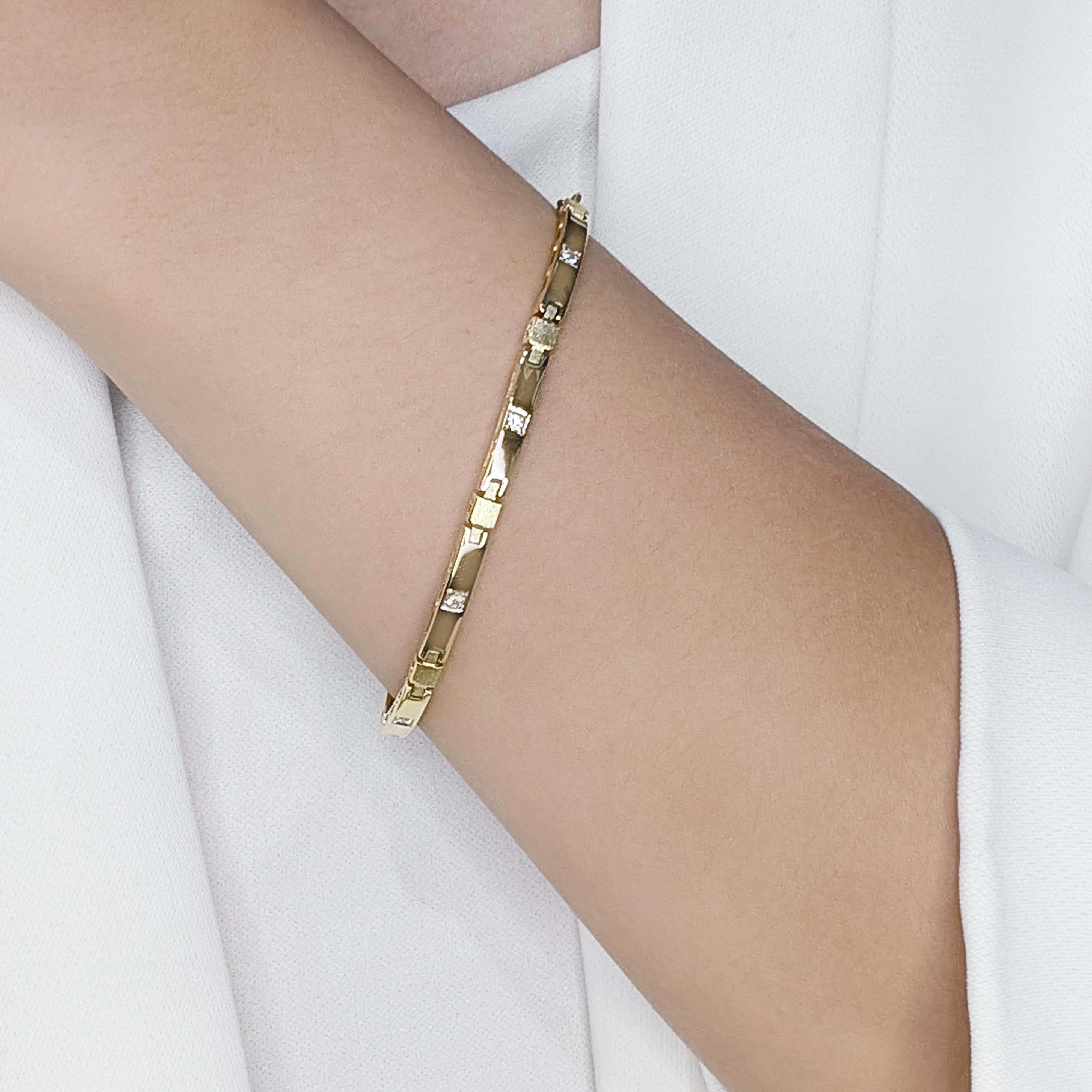 This pre-owned bracelet showcases timeless elegance and impeccable craftsmanship. Made from luxurious 18K yellow gold, it features seven round brilliant-cut natural diamonds with a total carat weight of 0.21ct. The diamonds, graded G for color and