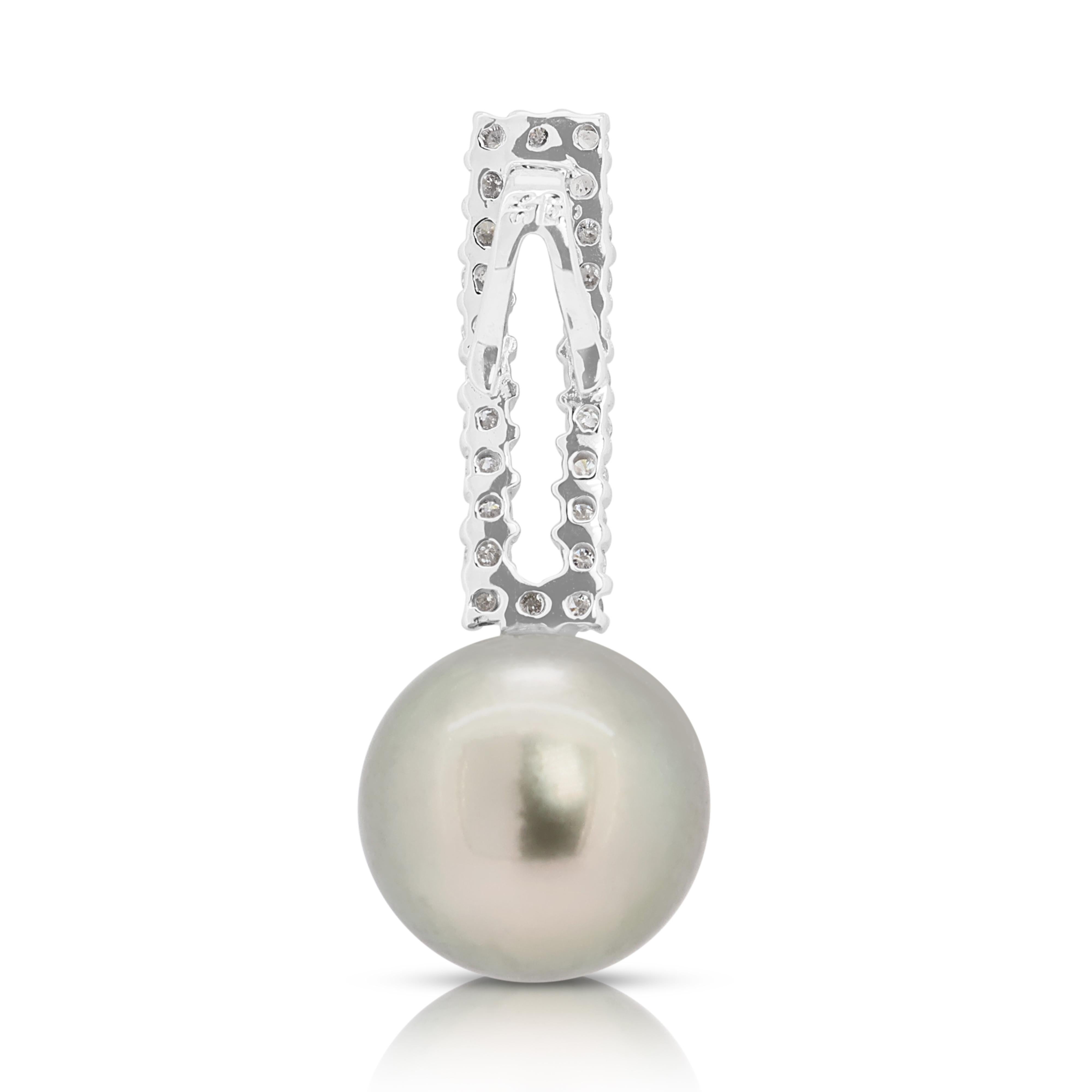Round Cut Sophisticated 0.36ct South Sea Pearl and Natural Diamonds Pendant For Sale