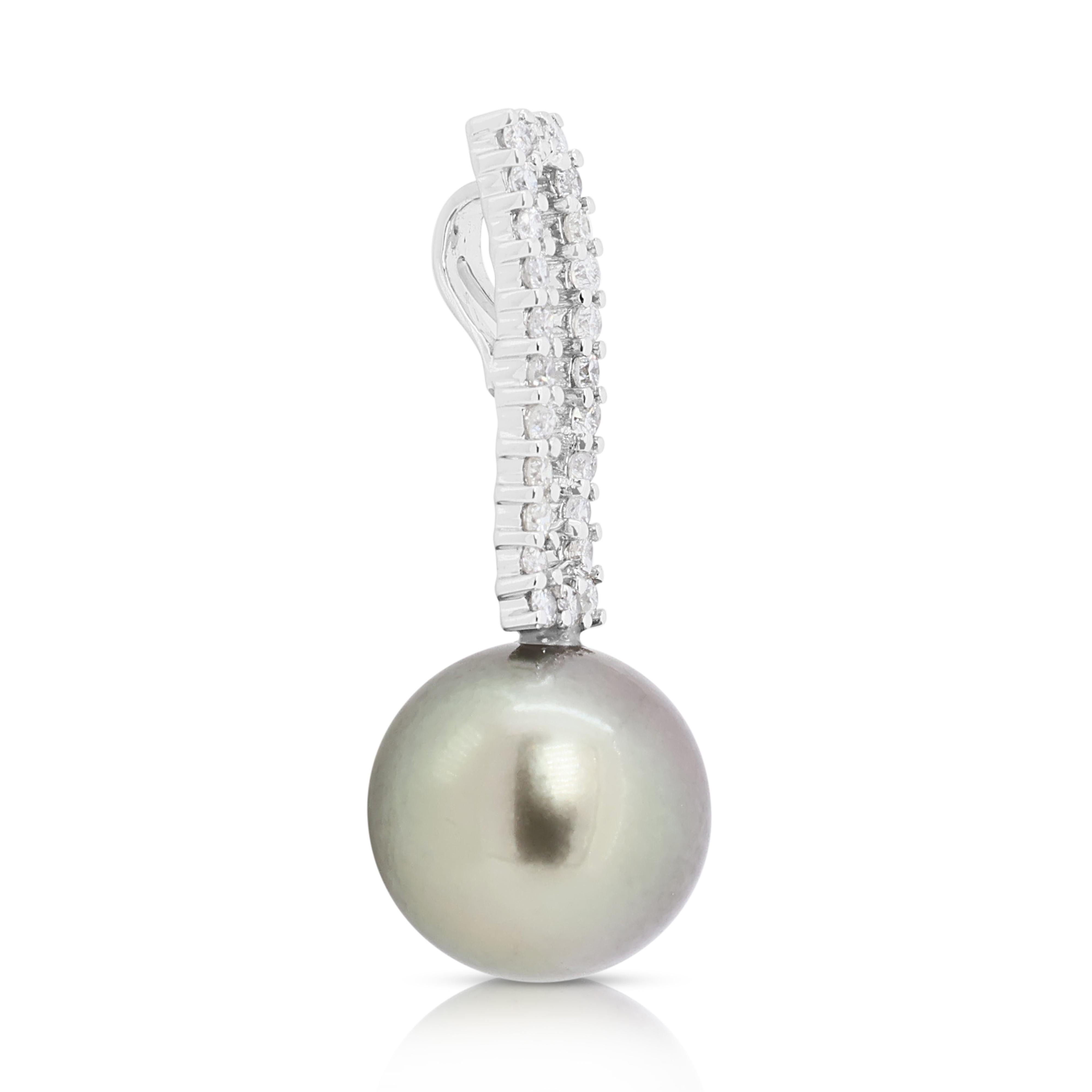 Sophisticated 0.36ct South Sea Pearl and Natural Diamonds Pendant For Sale 1