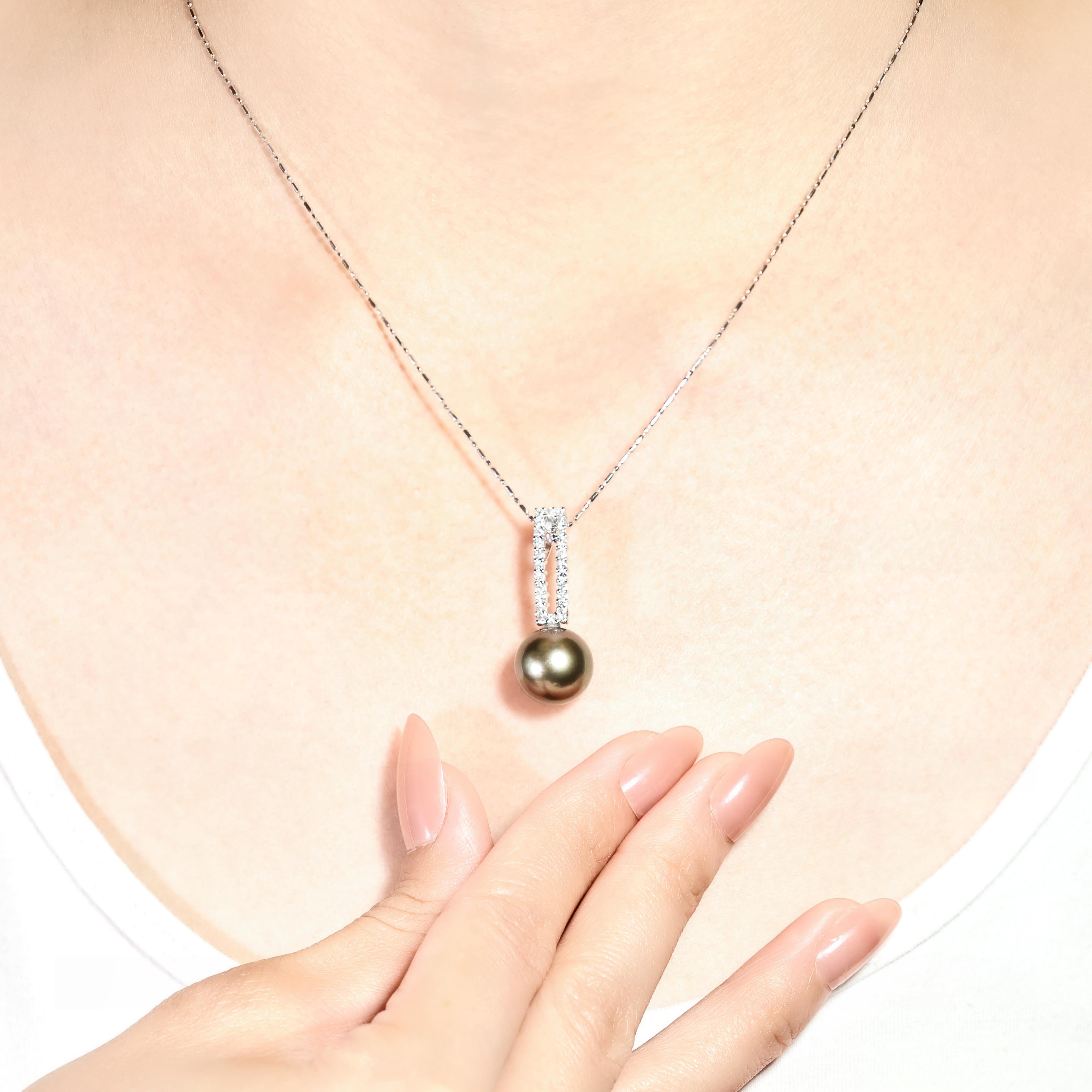 Sophisticated 0.36ct South Sea Pearl and Natural Diamonds Pendant For Sale 2