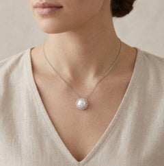 Sofisticato ciondolo con diamanti e perle dei mari del sud da 0,40 carati in oro bianco 18 carati