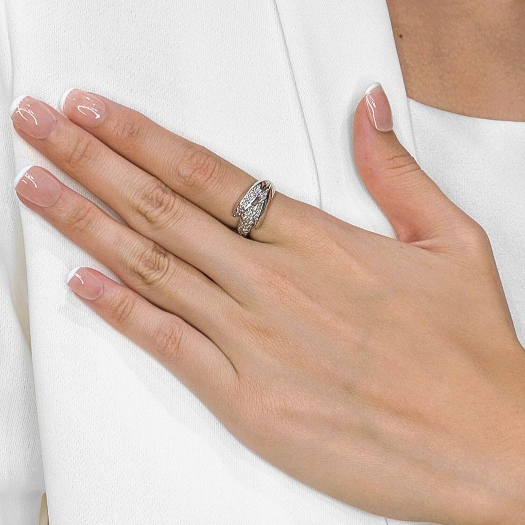 Questo anello con diamante naturale di grande impatto fa una dichiarazione audace con il suo design scultoreo in oro bianco 18 carati. Adornato con 56 diamanti naturali tondi e brillanti per un totale di 0,56 carati, ogni pietra è accuratamente