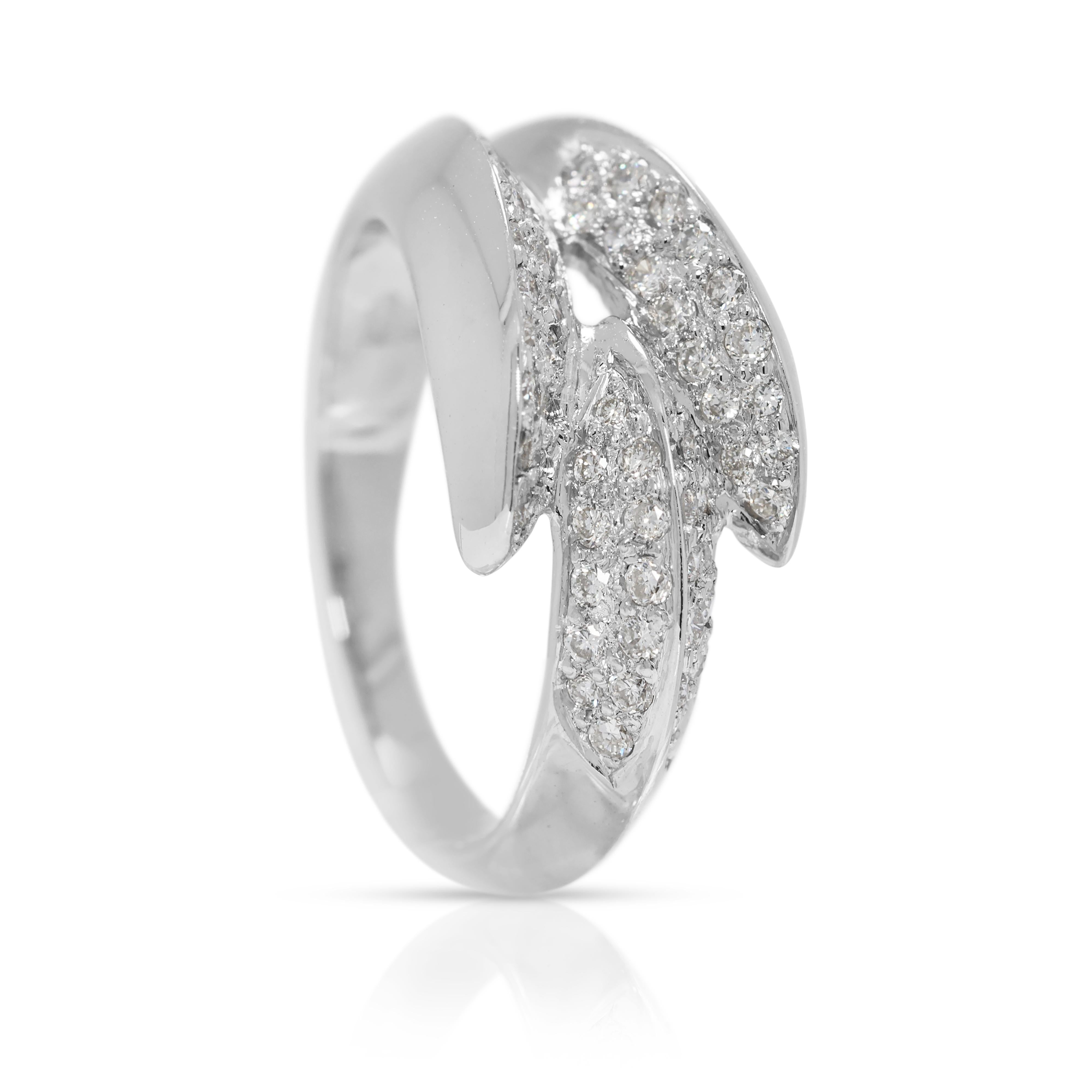 Sofisticato anello con diamante naturale da 0,56 carati in oro bianco 18 carati in vendita 1