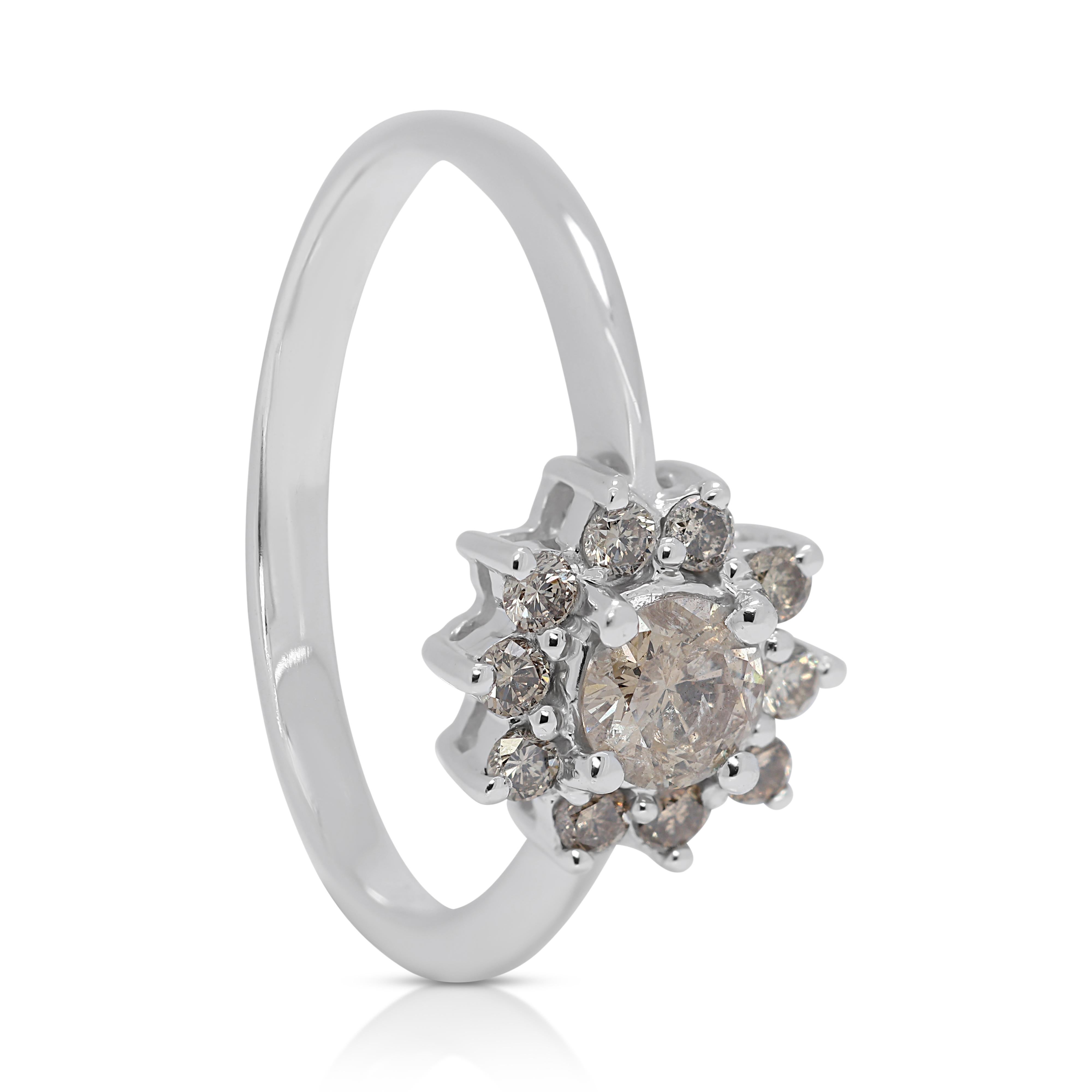 Sophisticated 0.57ct Diamonds Flower-Shaped Ring in 18k White Gold  In Excellent Condition For Sale In רמת גן, IL