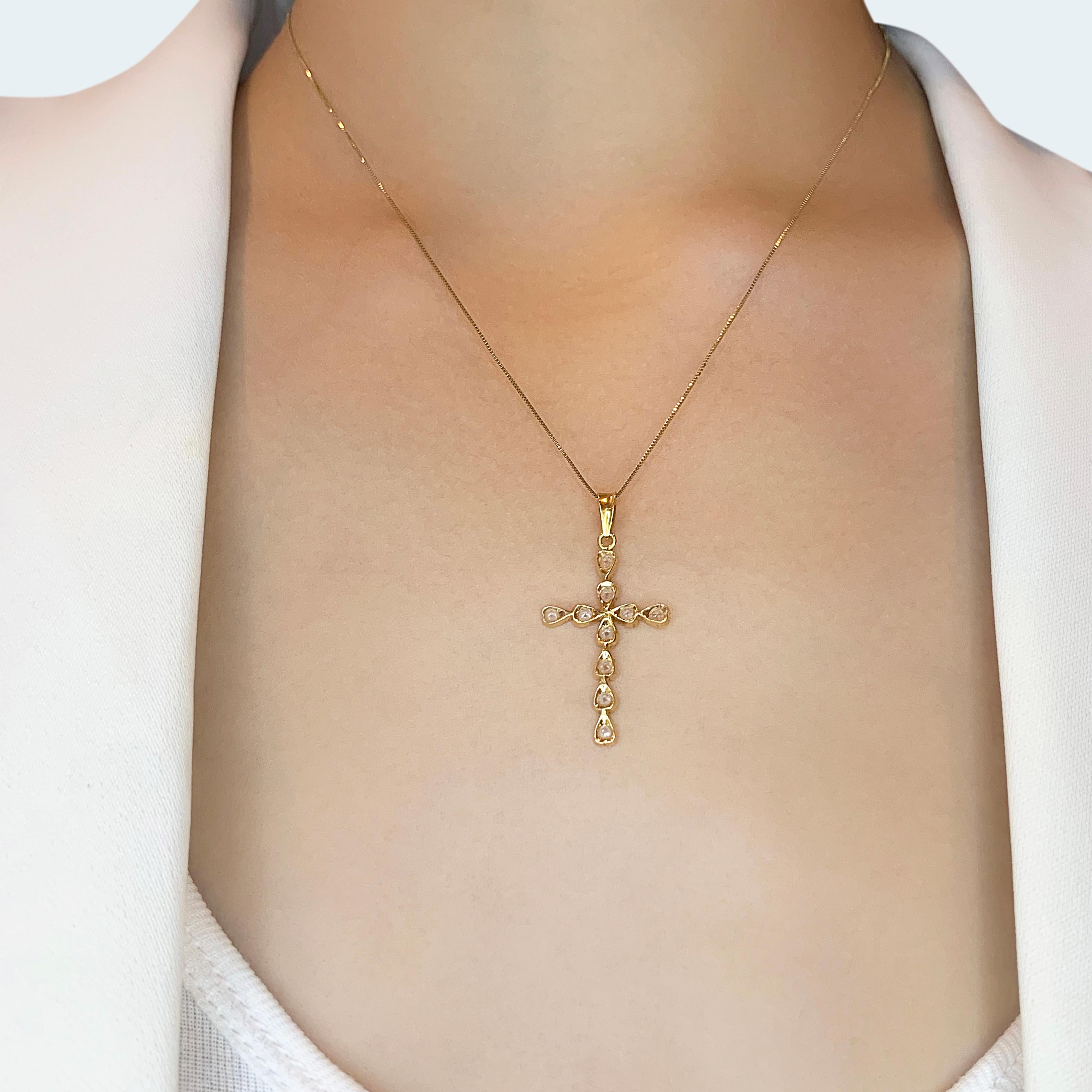 Rehaussez votre élégance avec ce superbe pendentif en or jaune 18 carats, orné de 10 diamants naturels ronds et brillants d'un poids total en carats de 0,5 ct. Chaque diamant présente un grade de couleur I et une pureté SI, garantissant un éclat