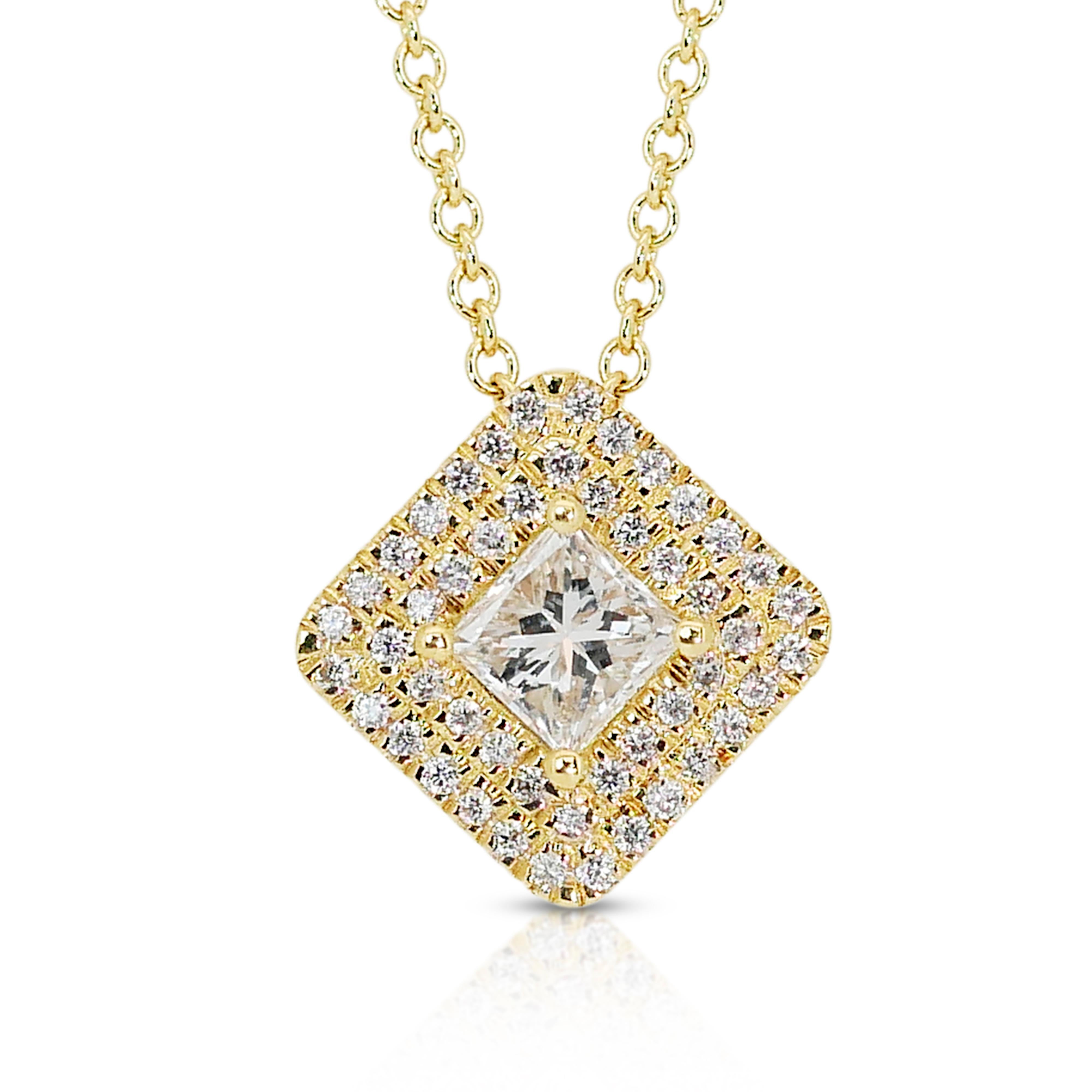 Collier double halo sophistiqué en or jaune 18 carats de 0,60 ct de diamants - certifié IGI

Cet élégant collier à double halo en or jaune 18k est orné d'un diamant de taille princesse de 0,40 carat qui rayonne d'un charme sophistiqué par sa couleur