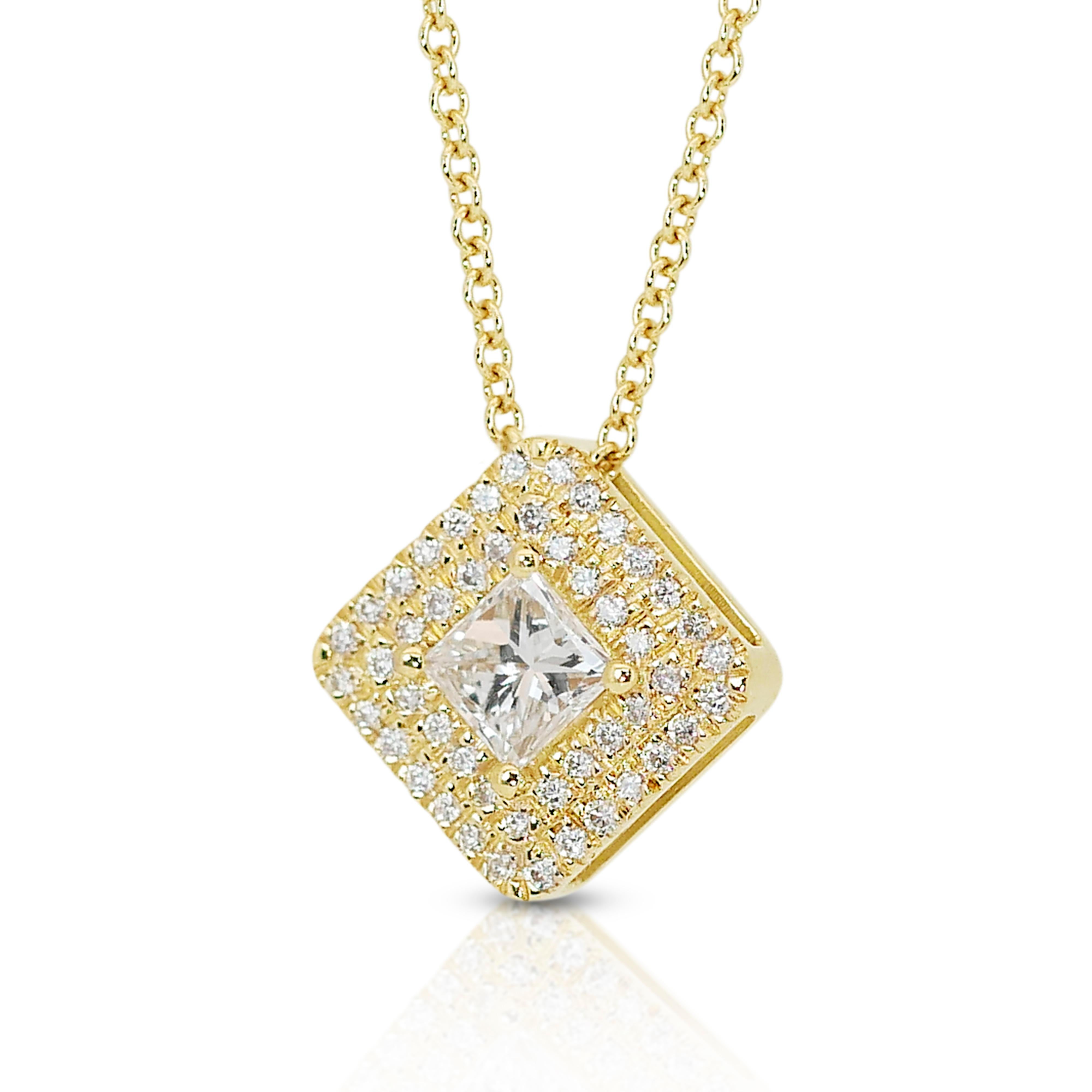 Collier sophistiqué double halo de diamants 0,60 carat en or jaune 18 carats, certifié IGI Neuf - En vente à רמת גן, IL