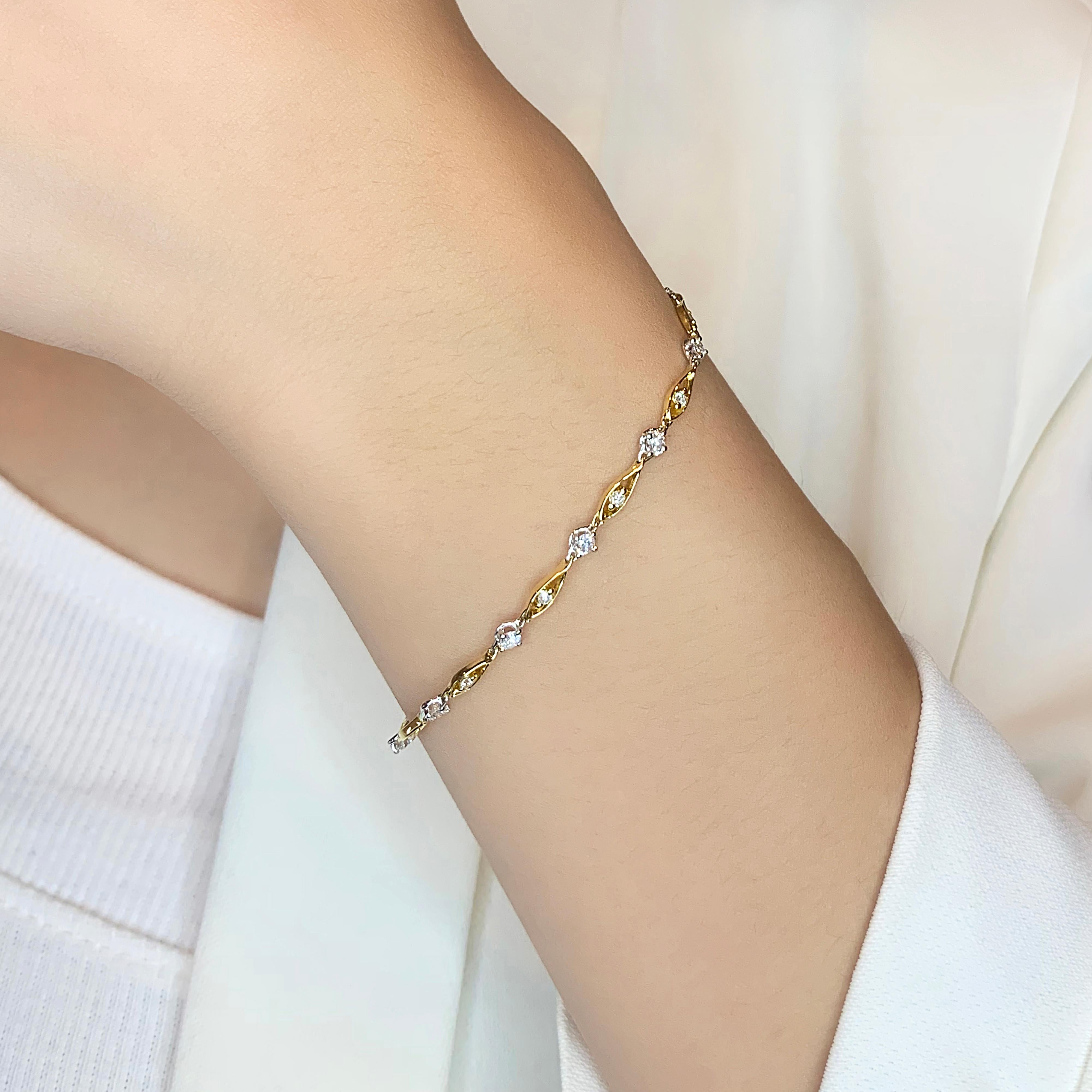Un raffinato mix di calore e brillantezza, questo bracciale in oro 18 carati bicolore combina perfettamente l'oro giallo e l'oro bianco, creando un sofisticato contrasto. Impreziosito da 19 diamanti naturali, per un totale di 0,68 carati, ogni