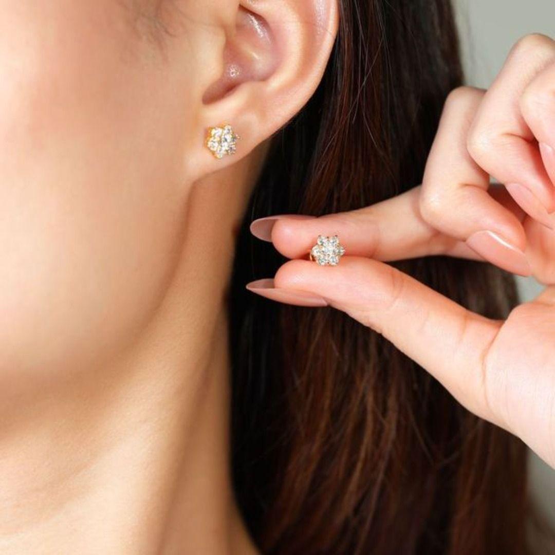 Diese Ohrringe zeichnen sich durch ein raffiniertes Design aus, bei dem zwei runde, natürliche Brillanten die Hauptsteine sind. Jeder Diamant hat ein Karatgewicht von 0,10 ct, einen Farbgrad von G bis H und einen Reinheitsgrad von SI. Die