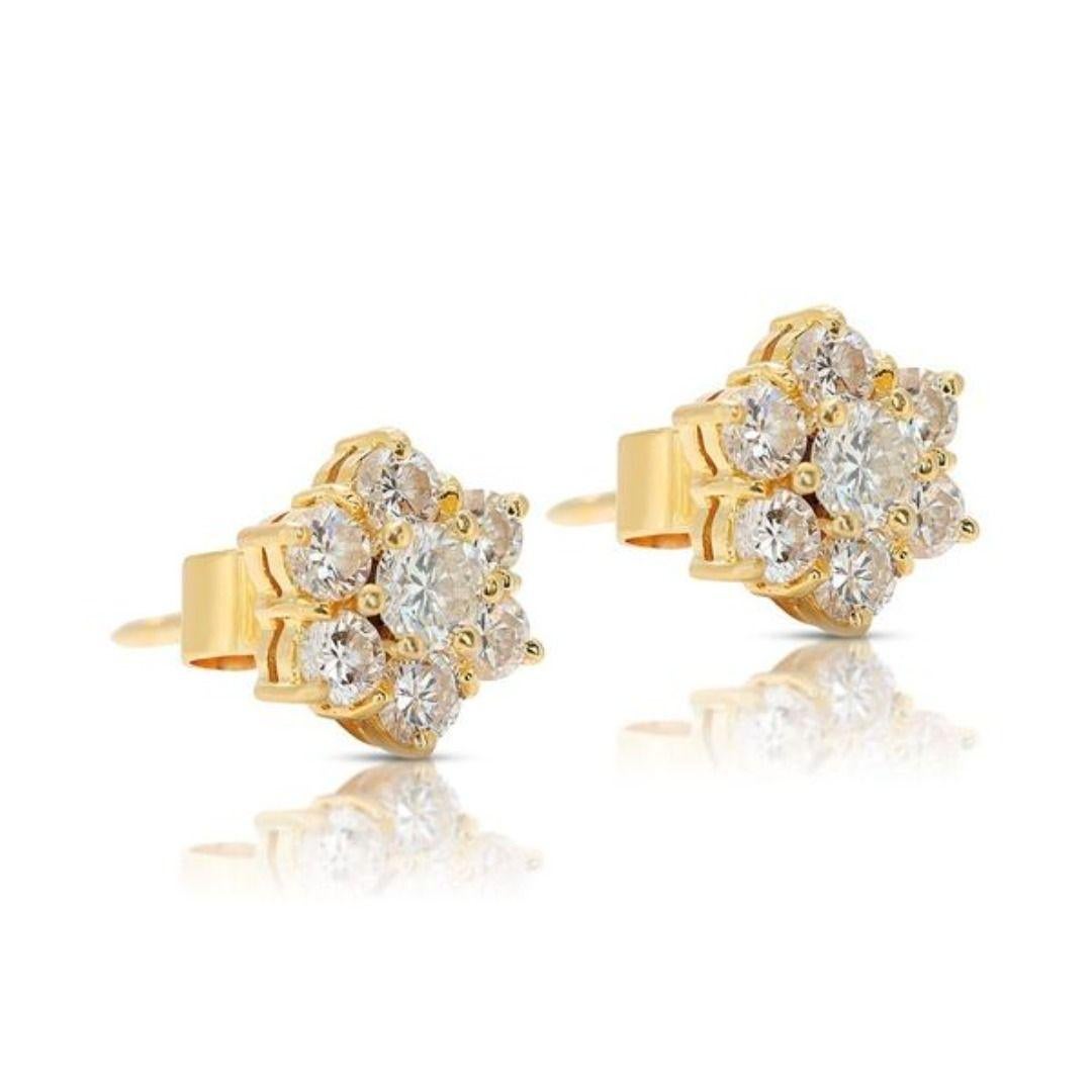 Sophisticated 0.70ct Flower-shaped Diamond Stud Earrings in 20K Yellow Gold In New Condition For Sale In רמת גן, IL