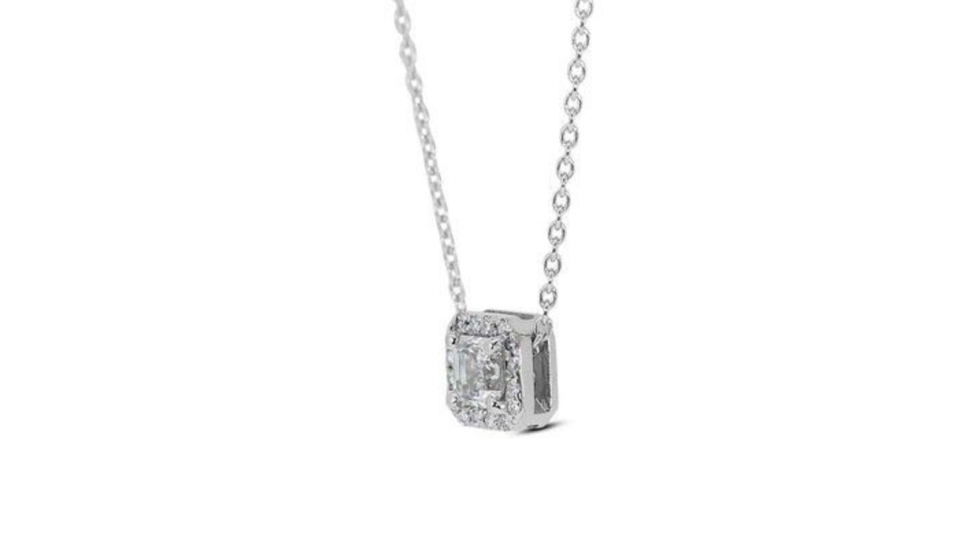 Diese atemberaubende Halskette mit einem faszinierenden Diamanten im Ascher-Schliff von 0,72 Karat ist ein Stück zeitloser Raffinesse. Dieser Diamant ist in reinstes Weiß (Farbe D) getaucht und zeichnet sich durch makellose Klarheit (IF) und einen