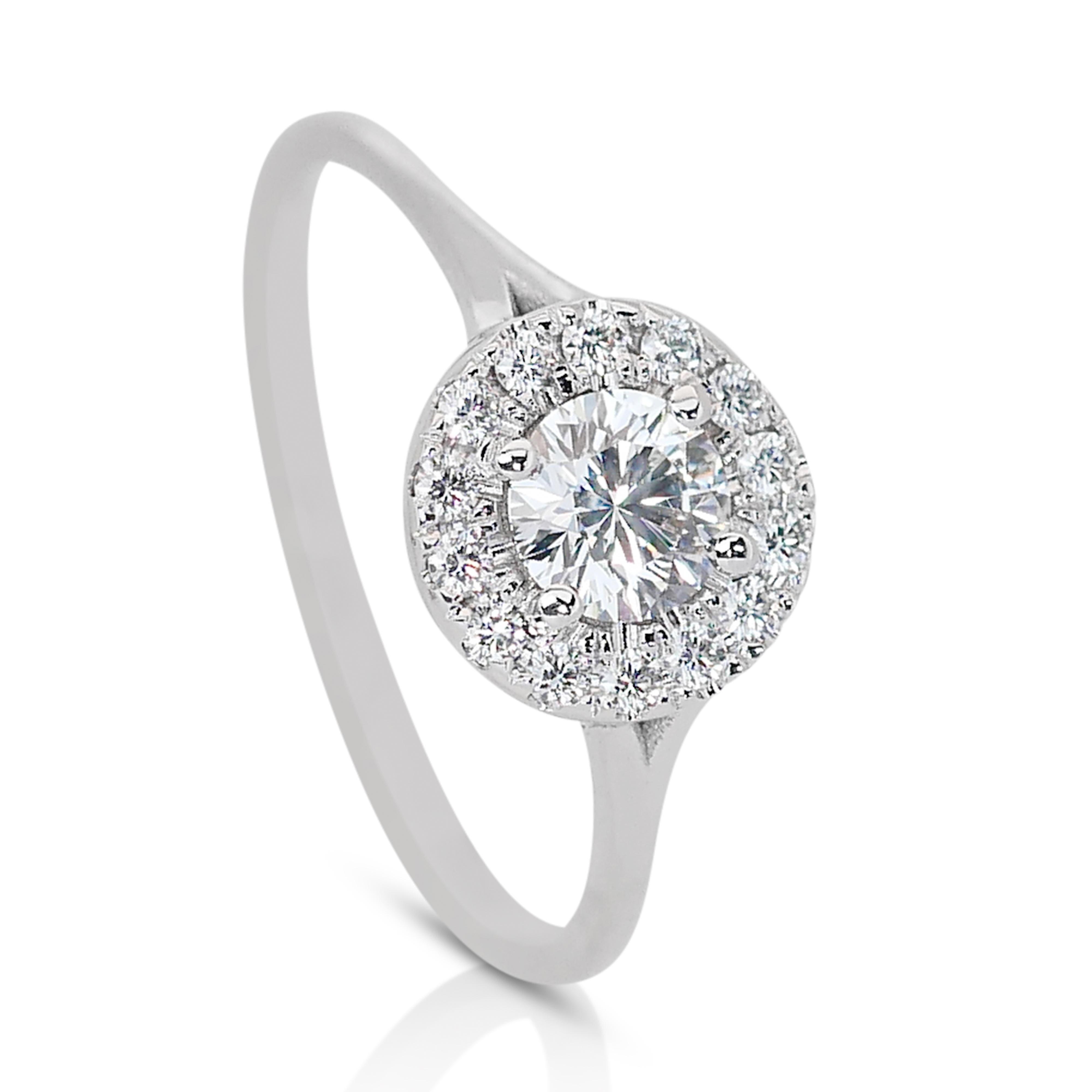 Round Cut Sophisticated 0.89ct Triple Excellent Ideal Cut Diamonds Halo Ring For Sale