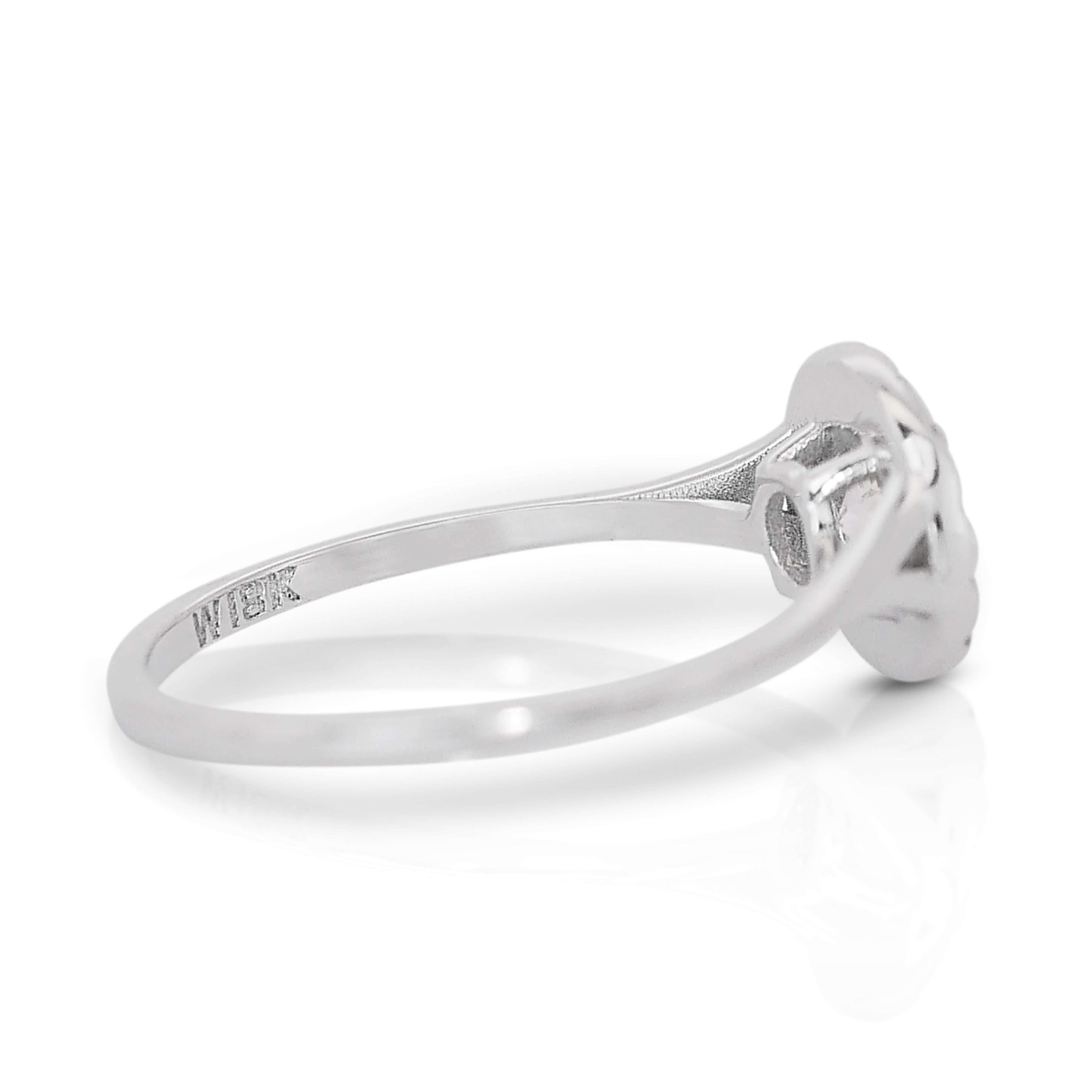 Sophisticated 0.89ct Triple Excellent Ideal Cut Diamonds Halo Ring In New Condition For Sale In רמת גן, IL