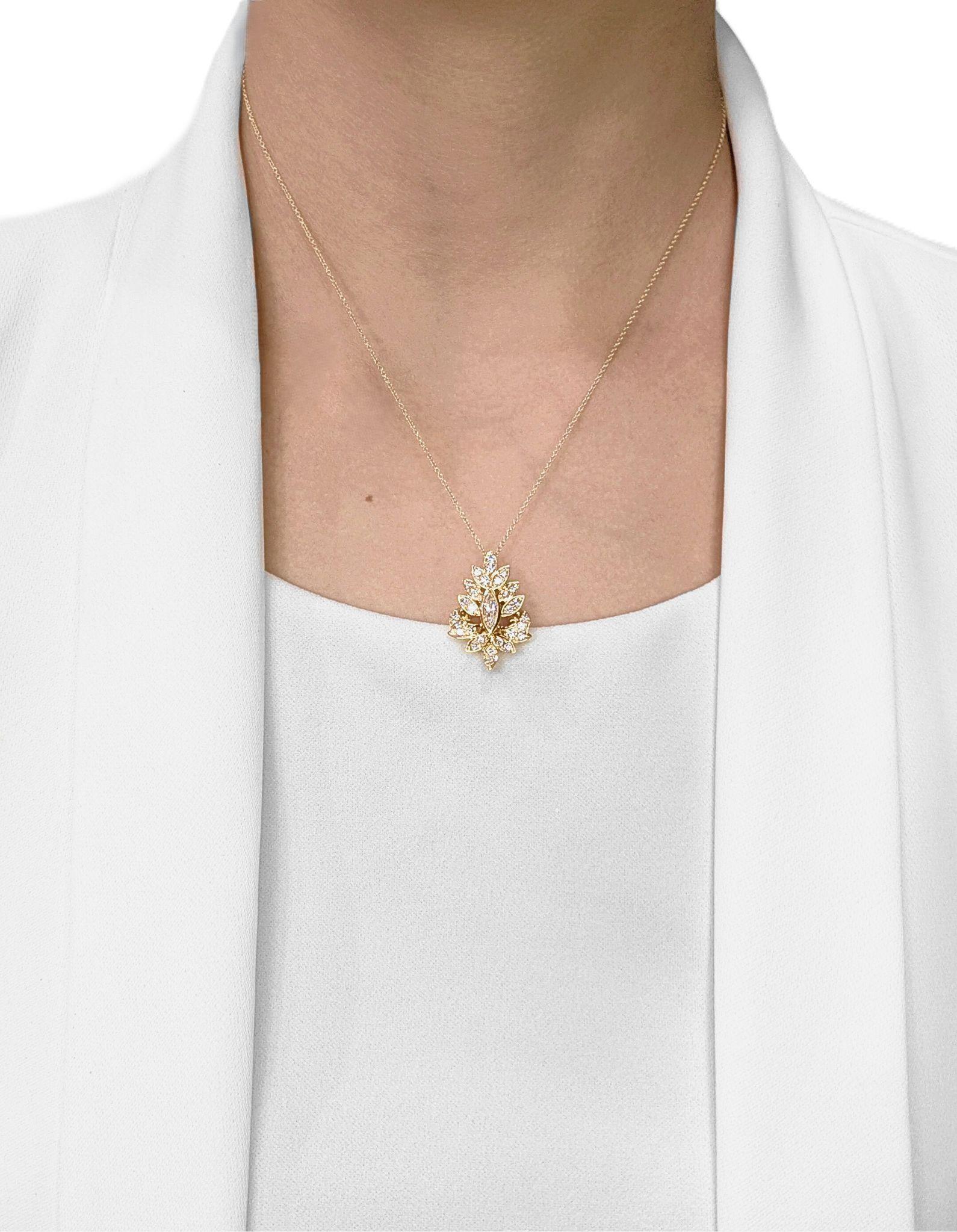Beleuchten Sie Ihren Stil mit diesem fesselnden Anhänger mit Blattmotiv, der fachmännisch aus glänzendem 18-karätigem Gelbgold gefertigt ist. In seinem Zentrum entfaltet sich ein Diamant im Marquiseschliff (0,21 ct, Farbe H, Reinheit VS) wie ein