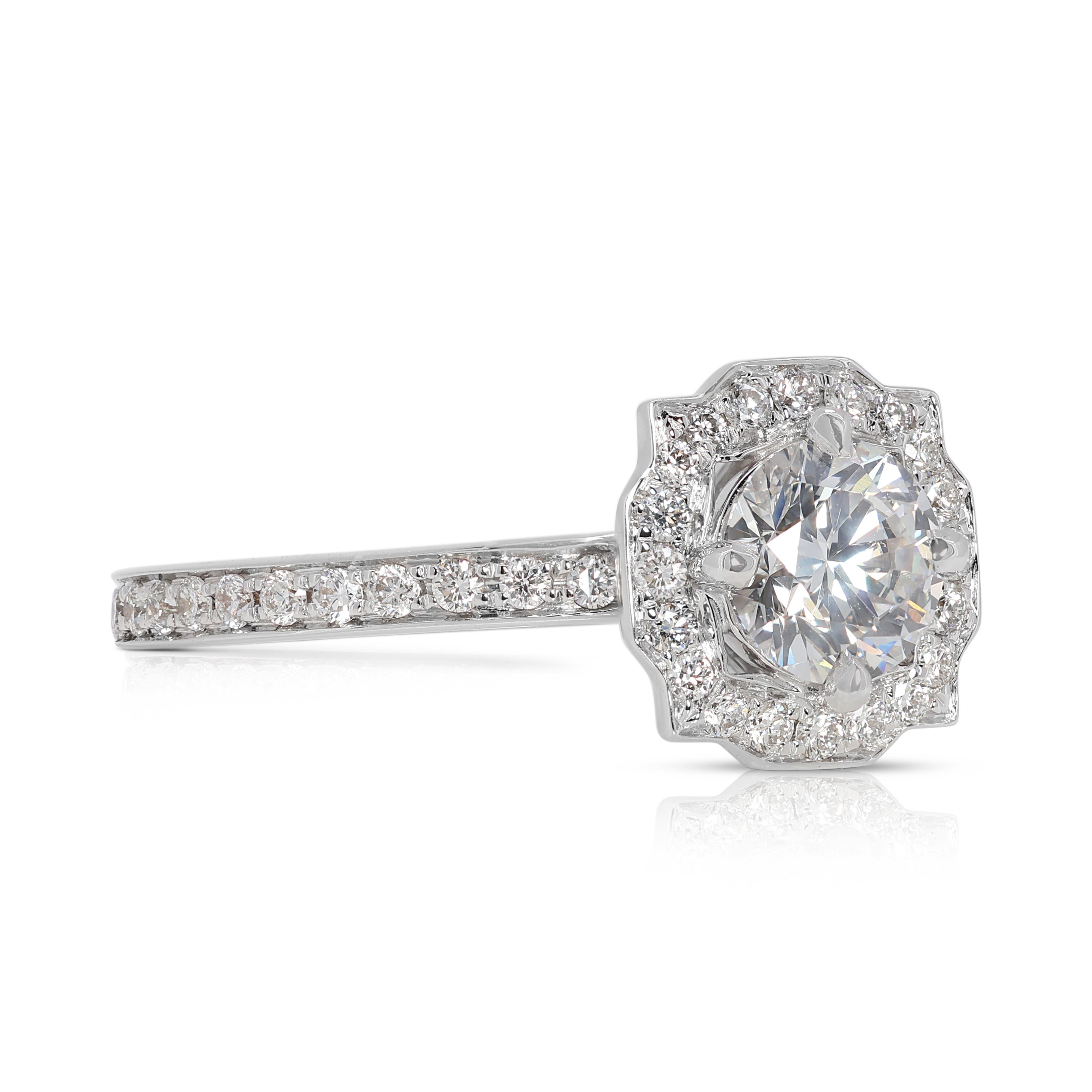 Sophisticated 0.92 carat Natural Diamond Ring in 18K White Gold In Excellent Condition For Sale In רמת גן, IL