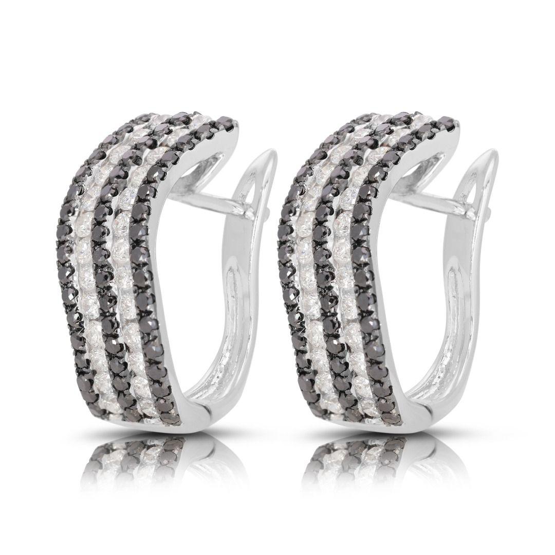 Sophisticated 1.02ct Black Diamond Earrings with stunning Side Diamonds In New Condition For Sale In רמת גן, IL