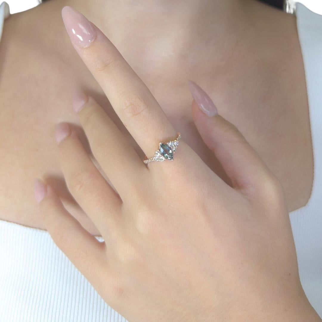 Anspruchsvoller Ring mit 1,06ct Tansanit und Diamanten in 18k Rose Gold - IGI zertifiziert

Dieser anmutige und einzigartige Ring aus 18 Karat Roségold präsentiert einen faszinierenden Tansanit im Marquiseschliff von 0,70 Karat mit bezaubernden