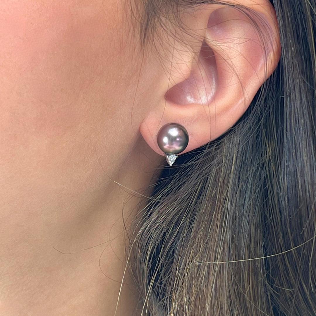 Boucles d'oreilles sophistiquées en or blanc 18 carats, perles d'eau salée et diamants - IGI Certified

Élevez votre style avec la beauté envoûtante de ces boucles d'oreilles en or blanc 18 carats, un mélange harmonieux d'élégance et de
