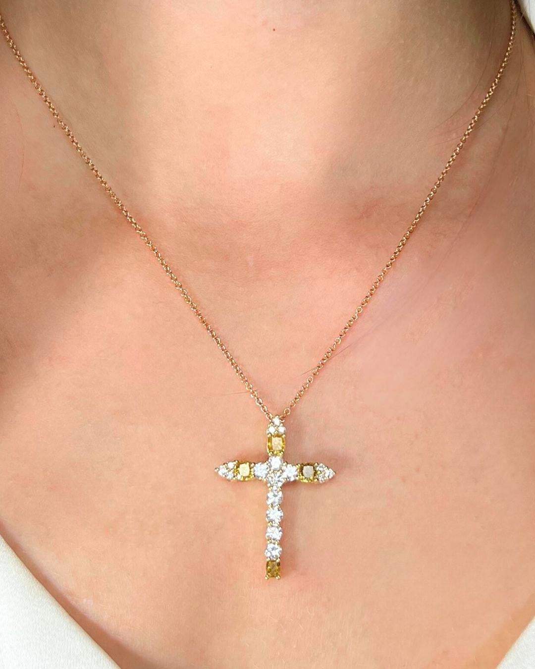 Sofisticato ciondolo con diamanti da 1,10 carati in oro giallo 18k e catena in oro rosa 18k - Certificato IGI

Eleganza con questa collana accattivante, caratterizzata da un'armoniosa miscela di brillantezza e colore. La parte centrale presenta 17