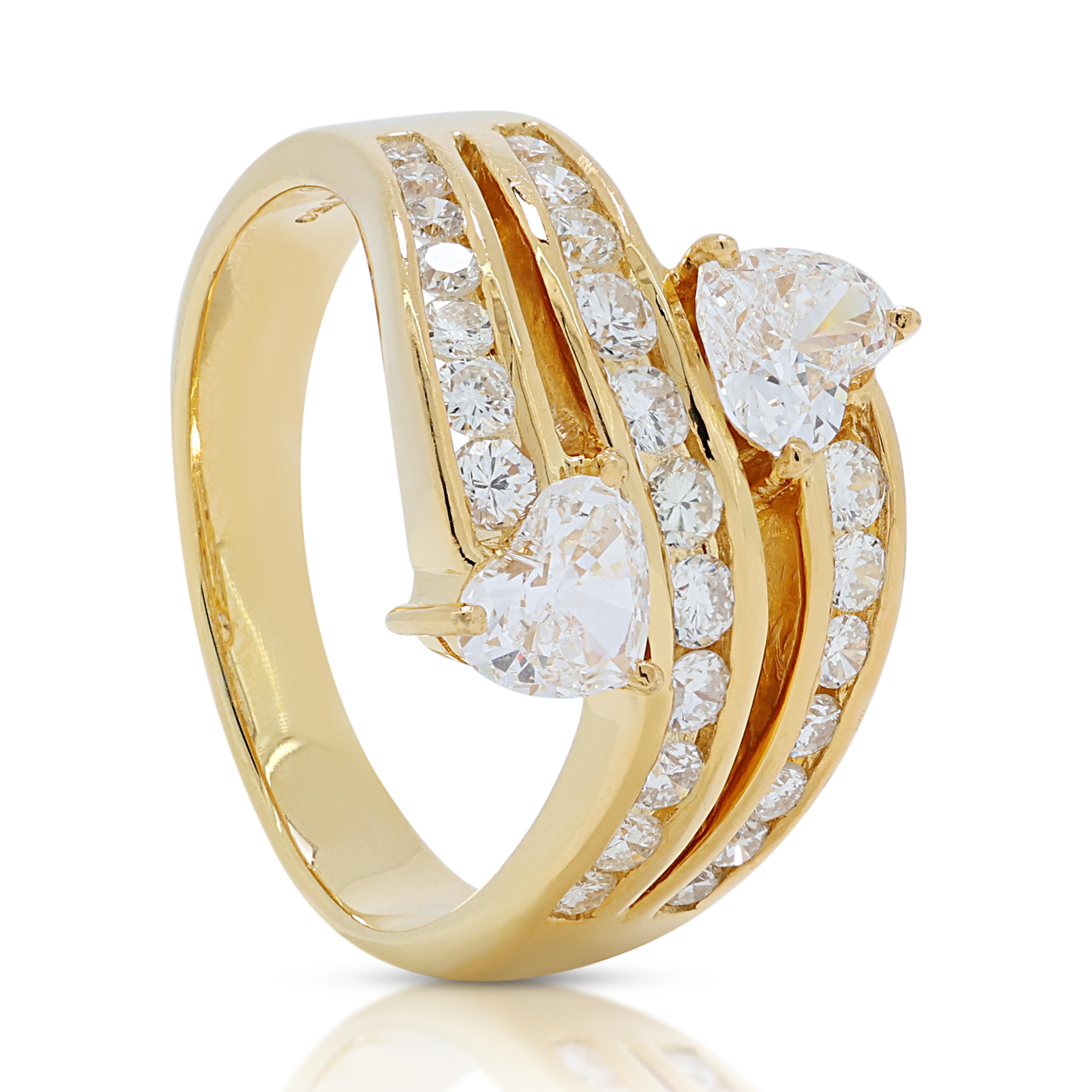 Bague sophistiquée en or jaune 18k avec 1,12ct de diamants en forme de coeur Excellent état - En vente à רמת גן, IL
