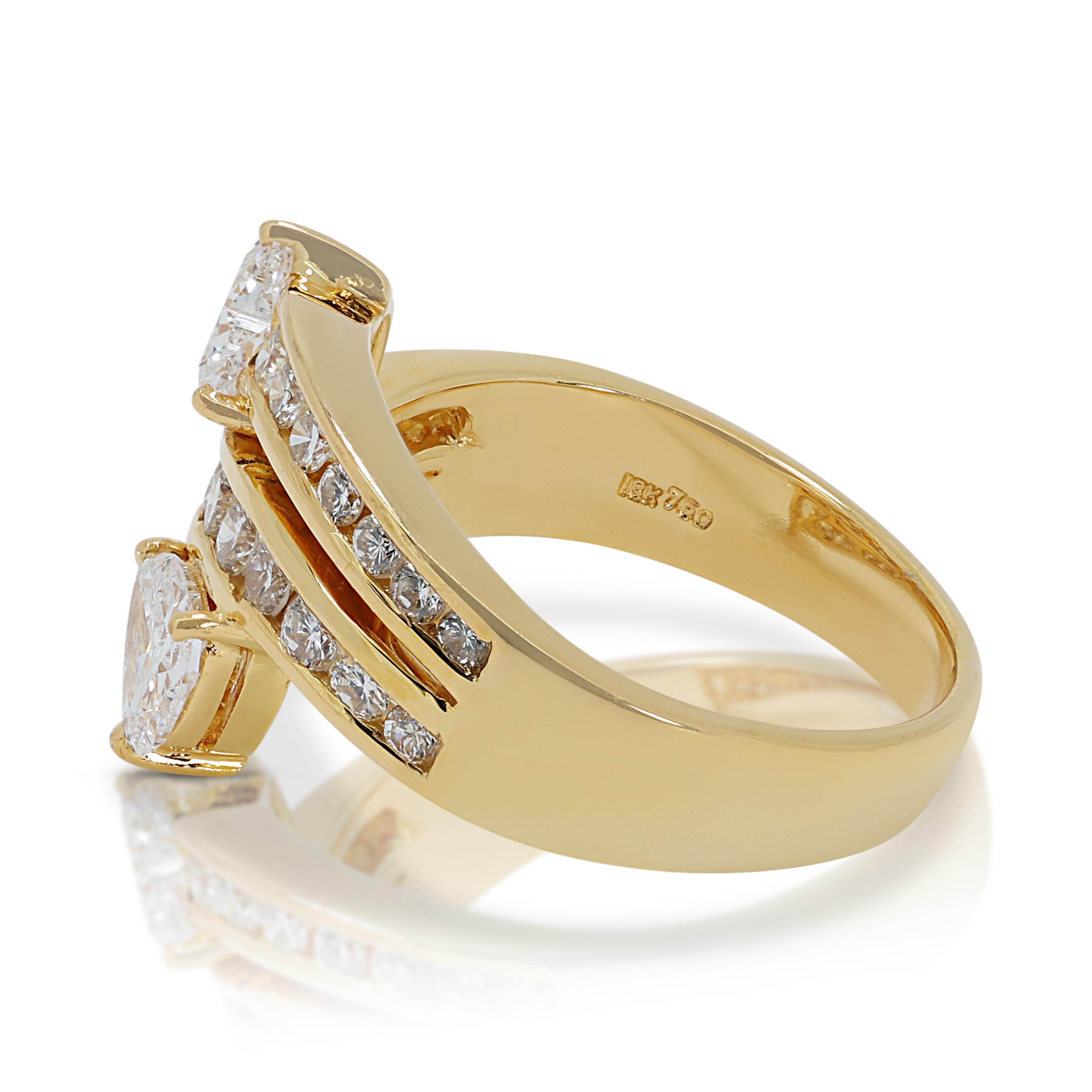 Bague sophistiquée en or jaune 18k avec 1,12ct de diamants en forme de coeur Pour femmes en vente
