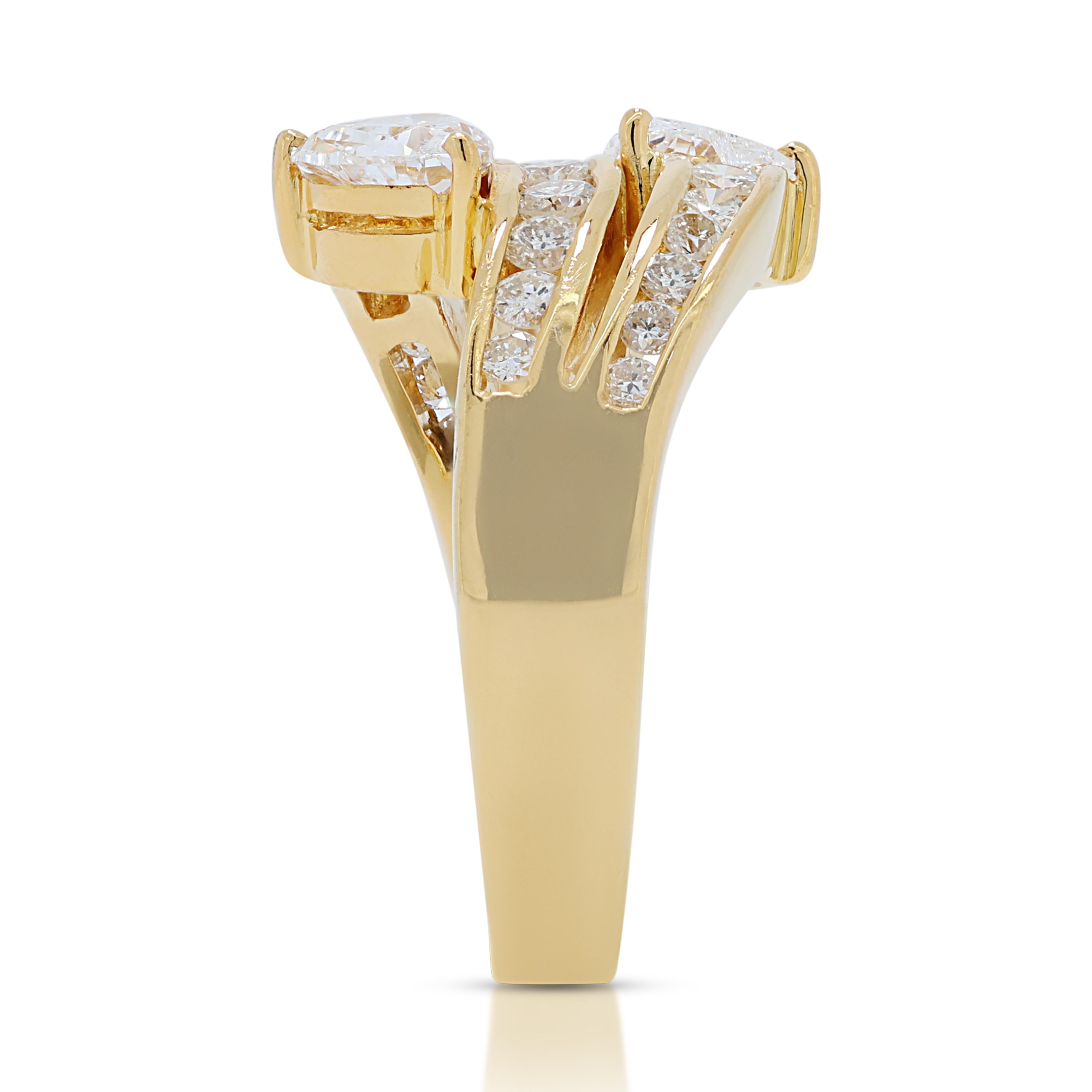 Bague sophistiquée en or jaune 18k avec 1,12ct de diamants en forme de coeur en vente 2