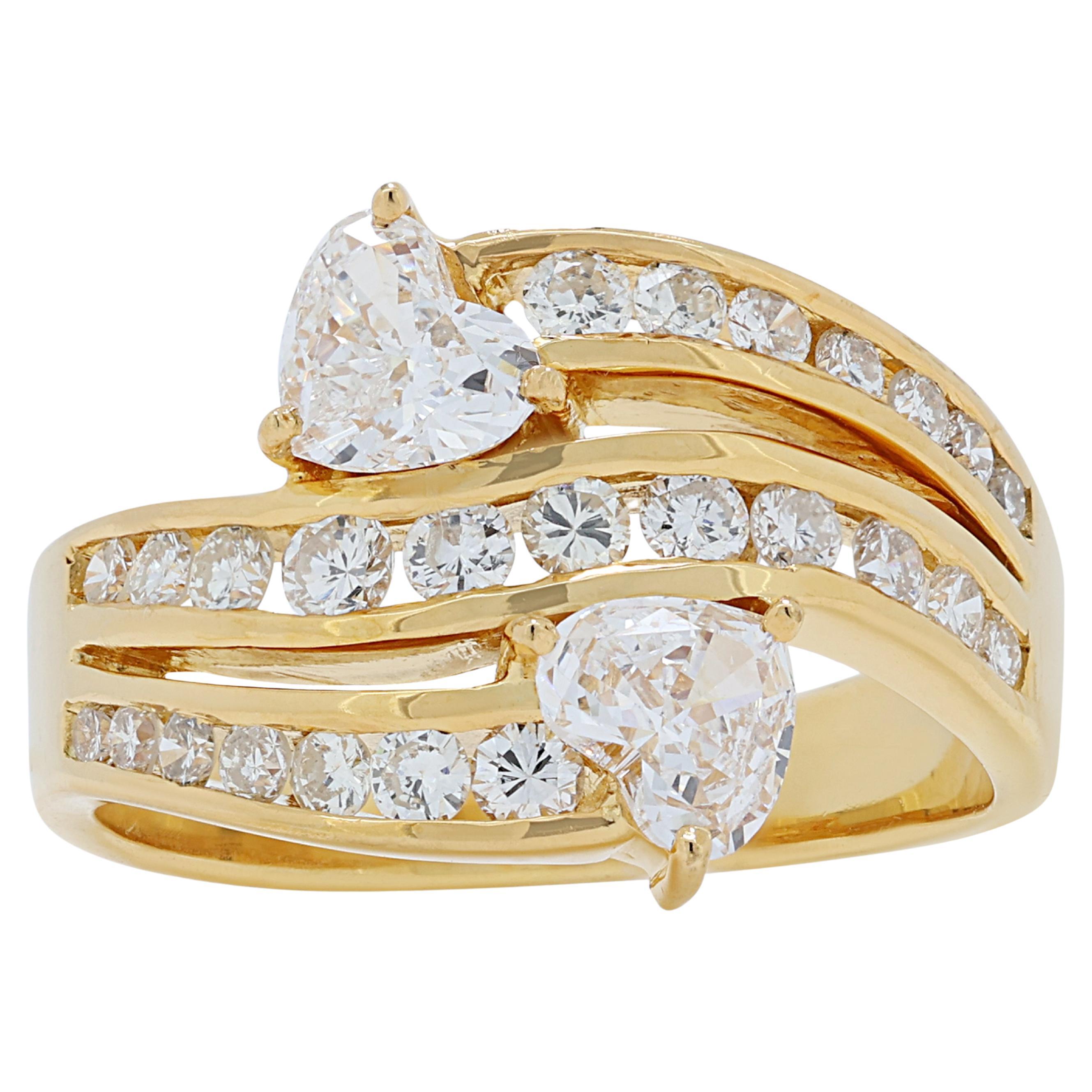 Bague sophistiquée en or jaune 18k avec 1,12ct de diamants en forme de coeur en vente
