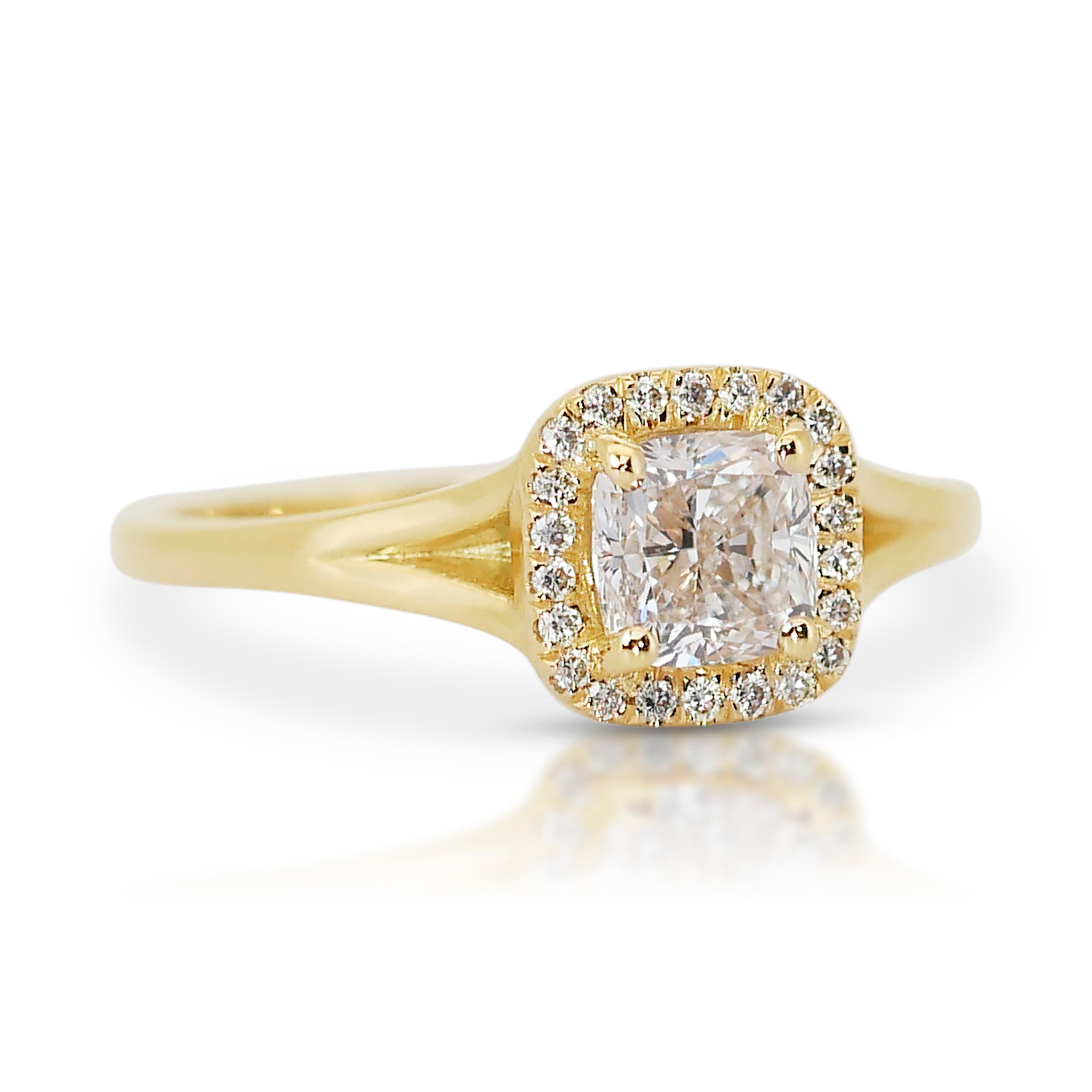 Sofisticato anello aureolato con 1,13 carati di diamanti in oro giallo 18 carati - Certificato GIA

Questo lussuoso anello aureola in oro giallo 18 carati mette in mostra uno splendido diamante da 1,00 carati con taglio a cuscino, che vanta un