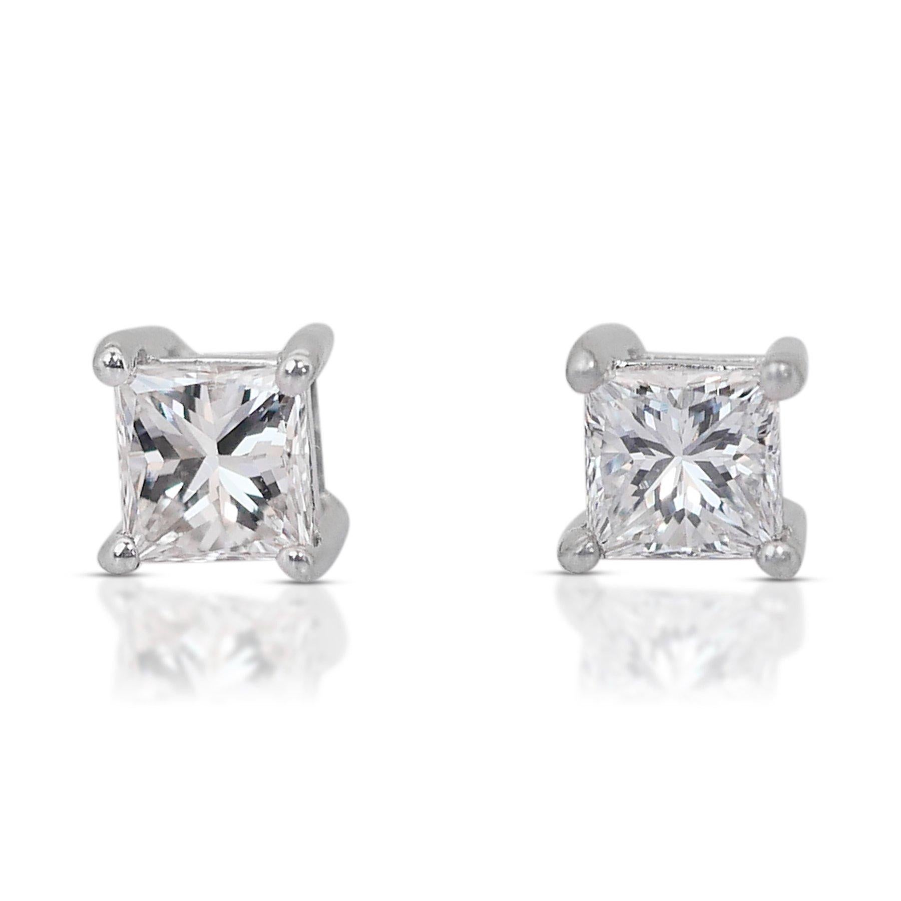 Sofisticati orecchini con diamanti da 1,14 carati in oro bianco 18 carati - certificati GIA

Questi eleganti orecchini a perno in oro bianco 18 carati presentano due squisiti diamanti dal taglio quadrato per un totale di 1,14 carati. I diamanti sono