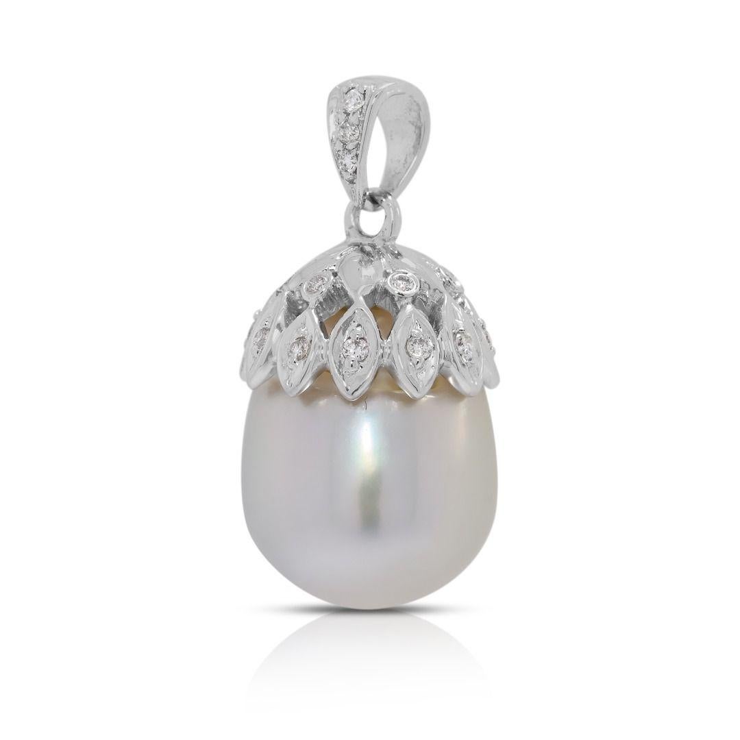 Sophisticated 12.1mm South Sea Pearl & 0.04ct Natural Diamond Pendant Excellent état - En vente à רמת גן, IL