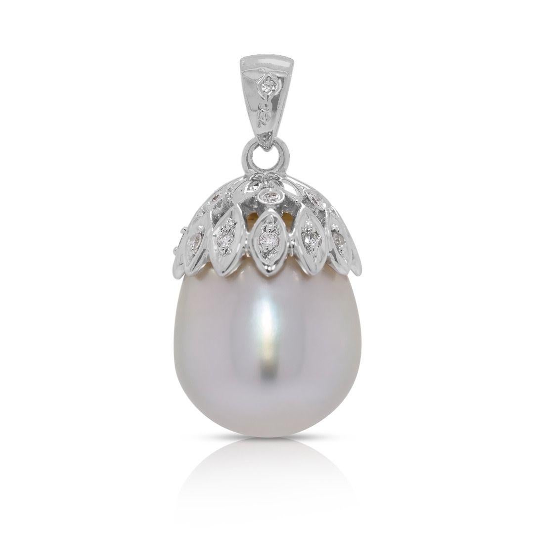 Sophisticated 12.1mm South Sea Pearl & 0.04ct Natural Diamond Pendant en vente 1