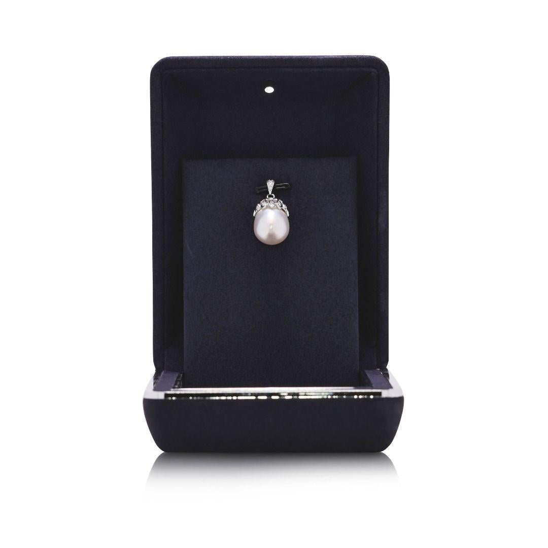 Sophisticated 12.1mm South Sea Pearl & 0.04ct Natural Diamond Pendant en vente 2