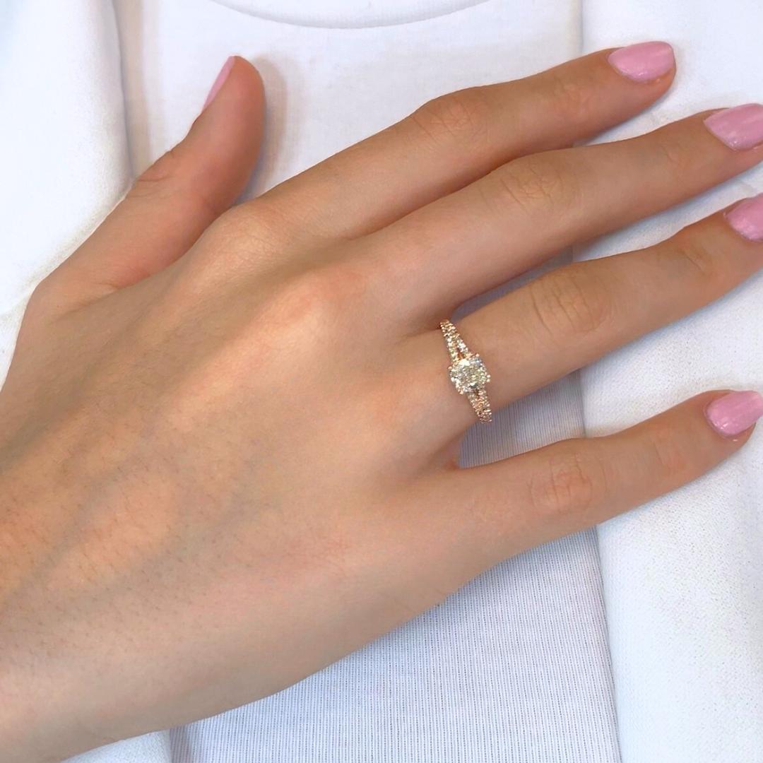 Sophisticated 1.22ct Diamonds Pave Ring in 18k Rose Gold - IGI Certified

Fall in love with this enchanting 18k rose gold pave ring, featuring a mesmerizing 1.01ct cushion-cut diamond at its center. Flanked by 30 shimmering round diamonds with