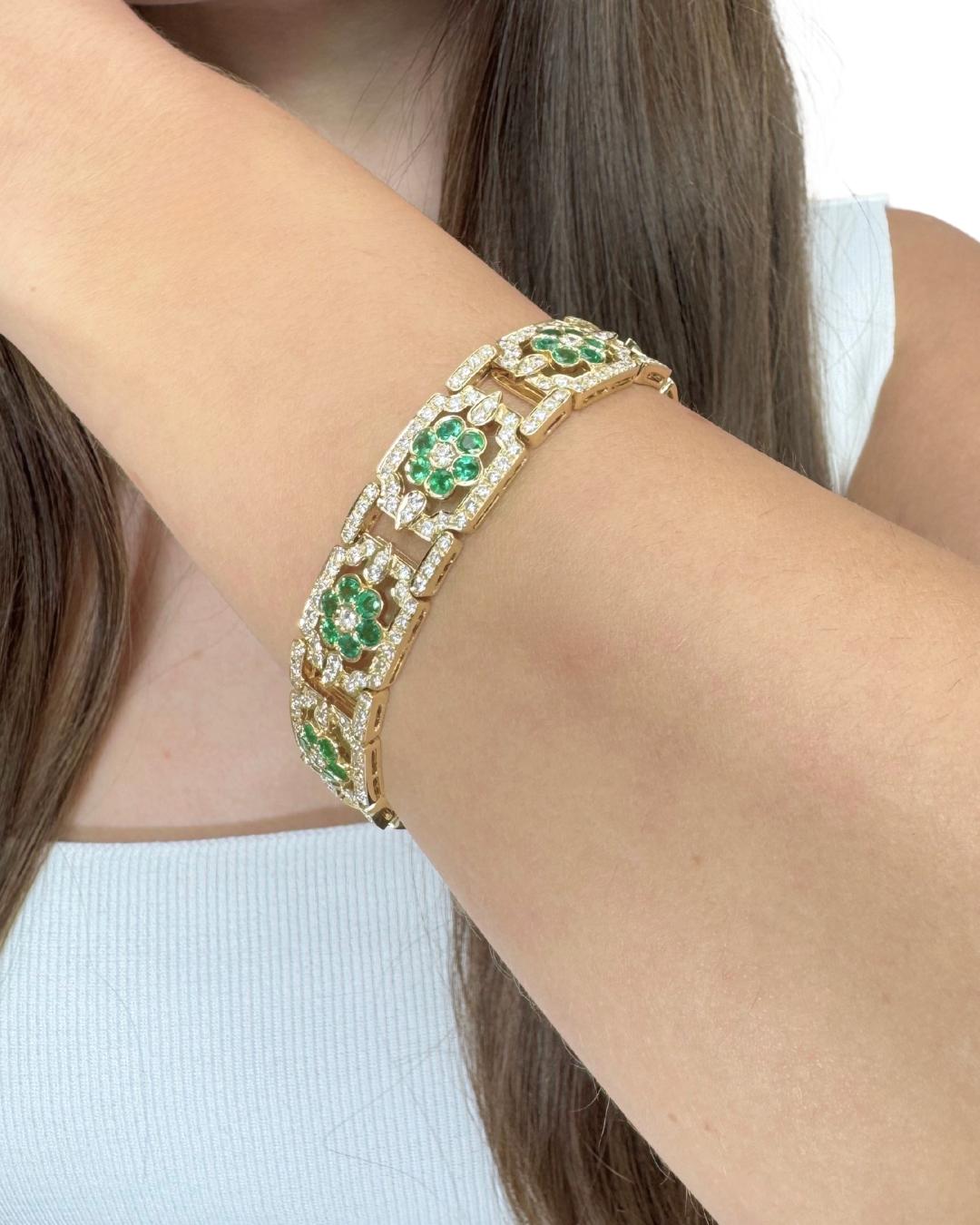 Sofisticato bracciale con smeraldi e diamanti da 12,45 carati in oro giallo 18 carati - certificato IGI

Questo bracciale in oro giallo 18 ct. abbaglia con 54 smeraldi rotondi da 4,80 ct. in una ricca e vibrante tonalità verde, splendidamente
