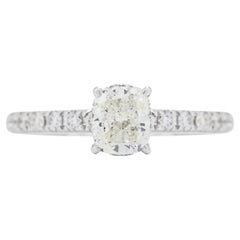 Raffinierter 1,25 Karat Diamant-Pavé-Ring aus 18 Karat Weißgold mit Kissenschliff im Kissenschliff