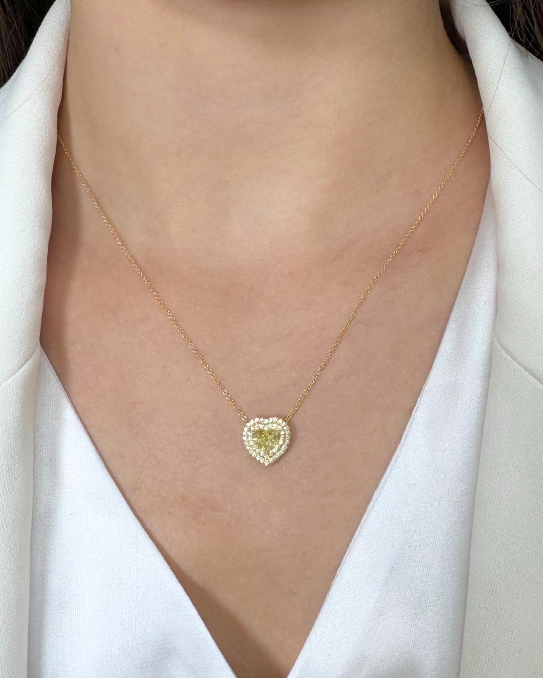Anspruchsvolle 1,26ct Diamanten Halskette mit Herz-Halo-Anhänger in 18k Gelbgold - IGI zertifiziert

Diese Halskette aus 18 Karat Gelbgold ist ein Ausdruck von Liebe und Luxus. Sie präsentiert einen herzförmigen Diamanten von 1,01 Karat in einem
