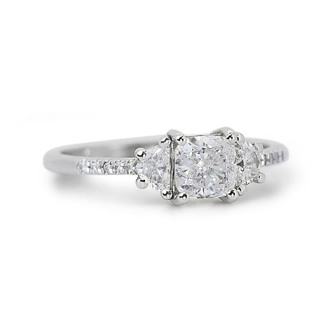 Anspruchsvolle 1,30ct Double Excellent Ideal Cut Diamant 3-Stein-Ring in 18k Weißgold - GIA zertifiziert

Lassen Sie sich von der exquisiten Schönheit dieses 3-Stein-Rings aus 18-karätigem Weißgold verzaubern, in dem ein kissenförmiger Diamant von
