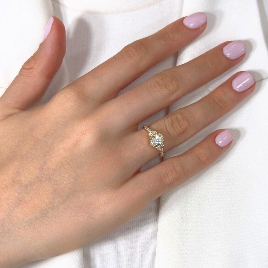 Bague sophistiquée en or jaune 18 carats avec pavé de 1,40 ct de diamants - certifié IGI

Délicatement rayonnante avec un charme intemporel, cette bague en or jaune 18 carats met en valeur un superbe diamant de taille ovale de 1,10 carat en son