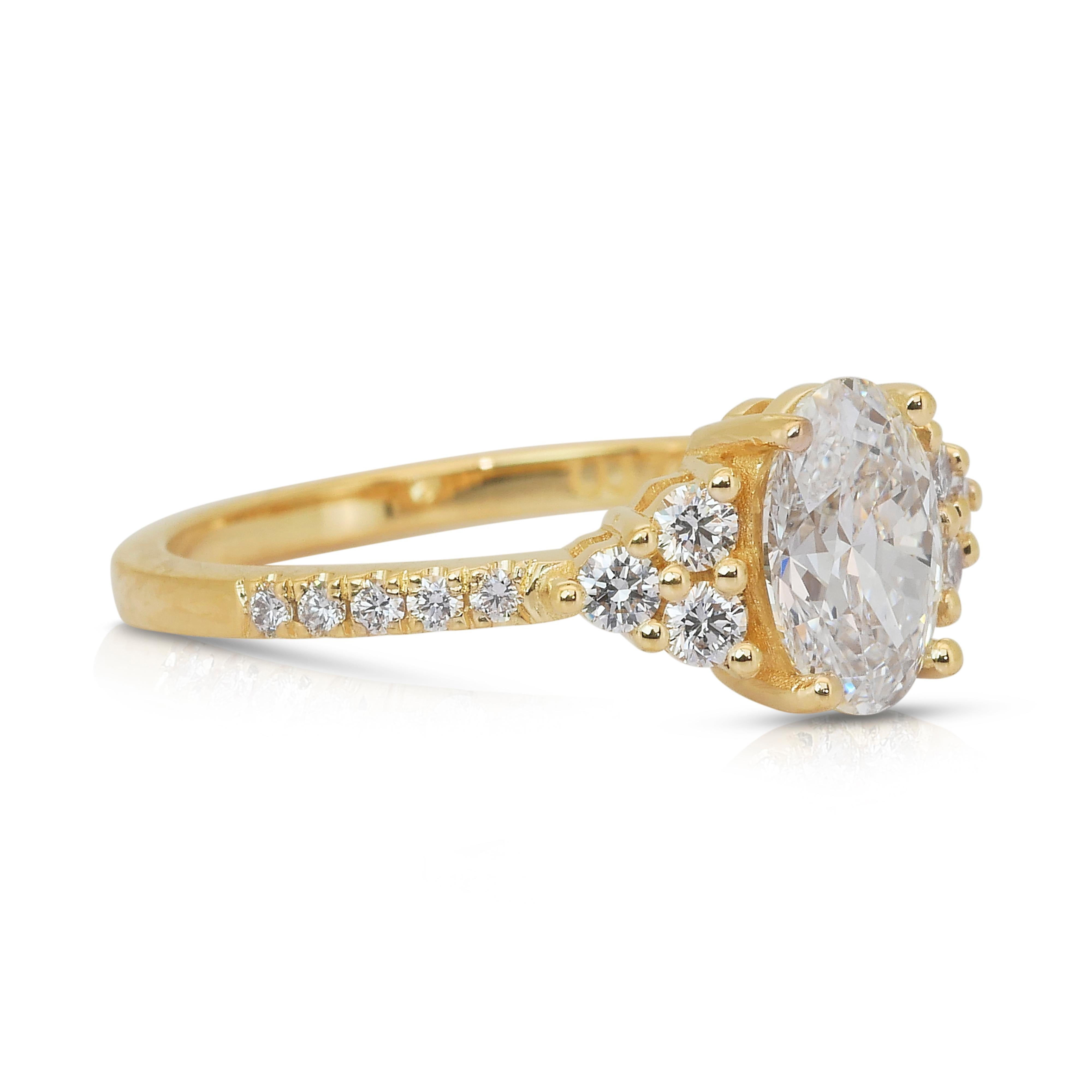 Taille ovale Bague sophistiquée en or jaune 18 carats avec pavé de 1,40 ct de diamants - certifié IGI en vente