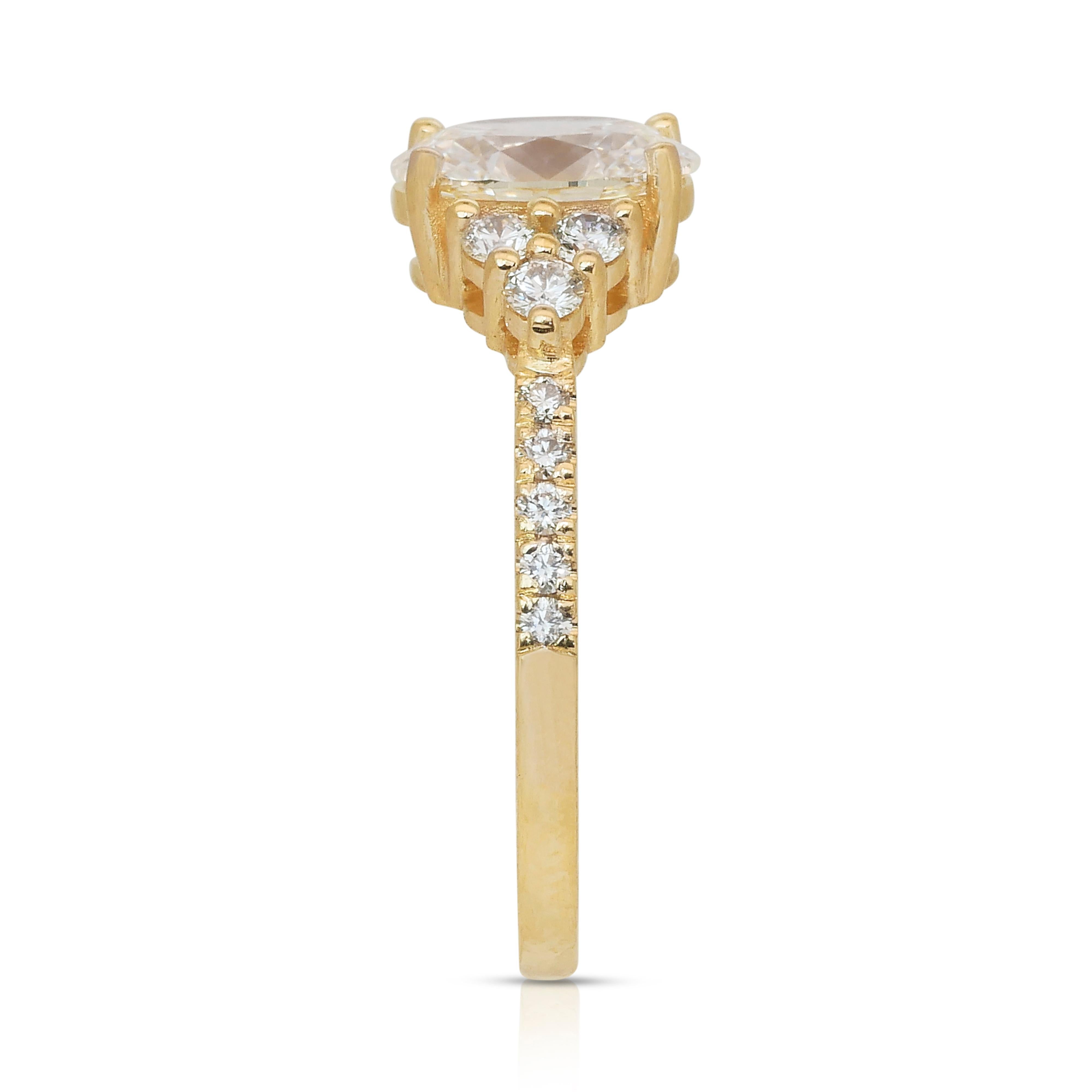 Bague sophistiquée en or jaune 18 carats avec pavé de 1,40 ct de diamants - certifié IGI en vente 2