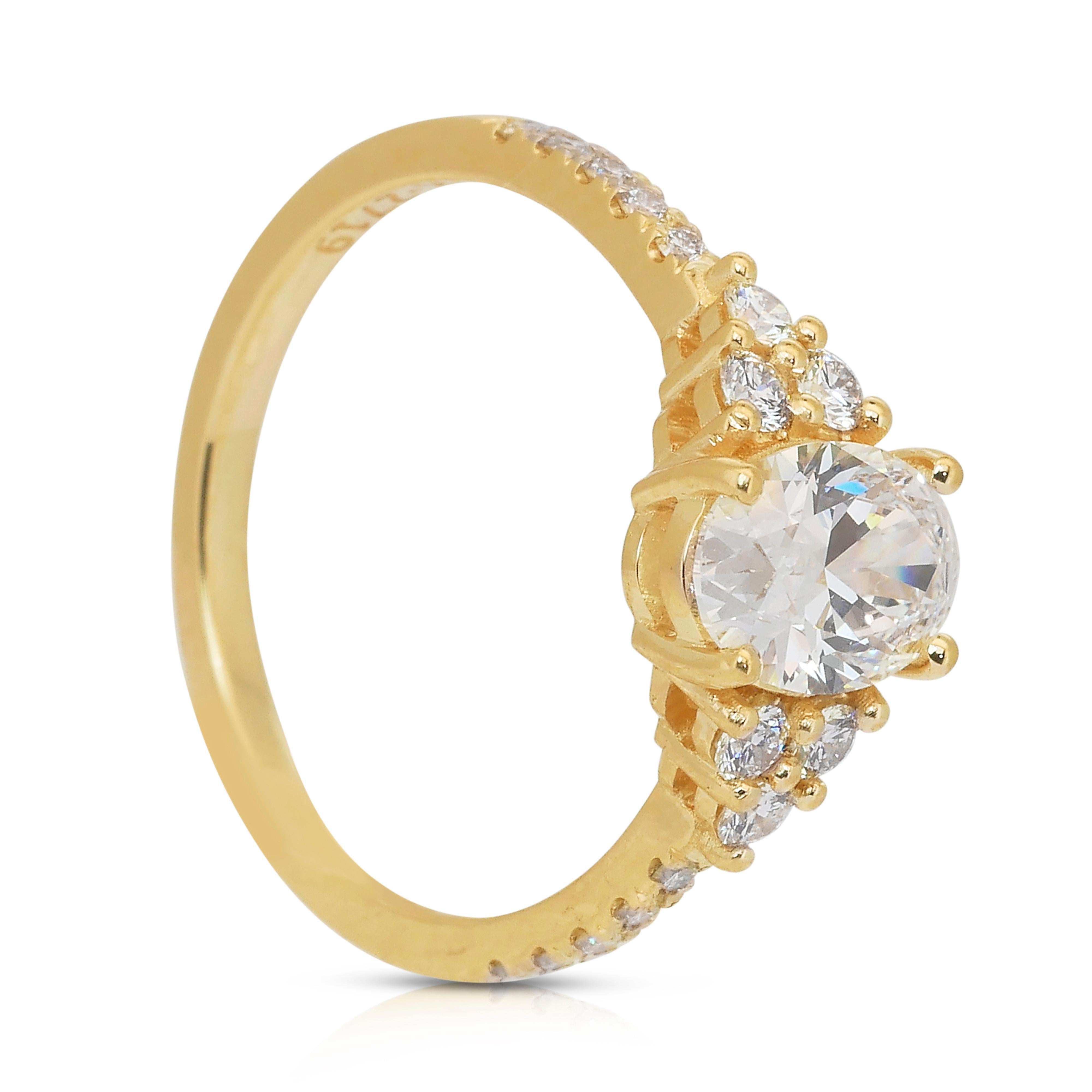 Bague sophistiquée en or jaune 18 carats avec pavé de 1,40 ct de diamants - certifié IGI en vente 3