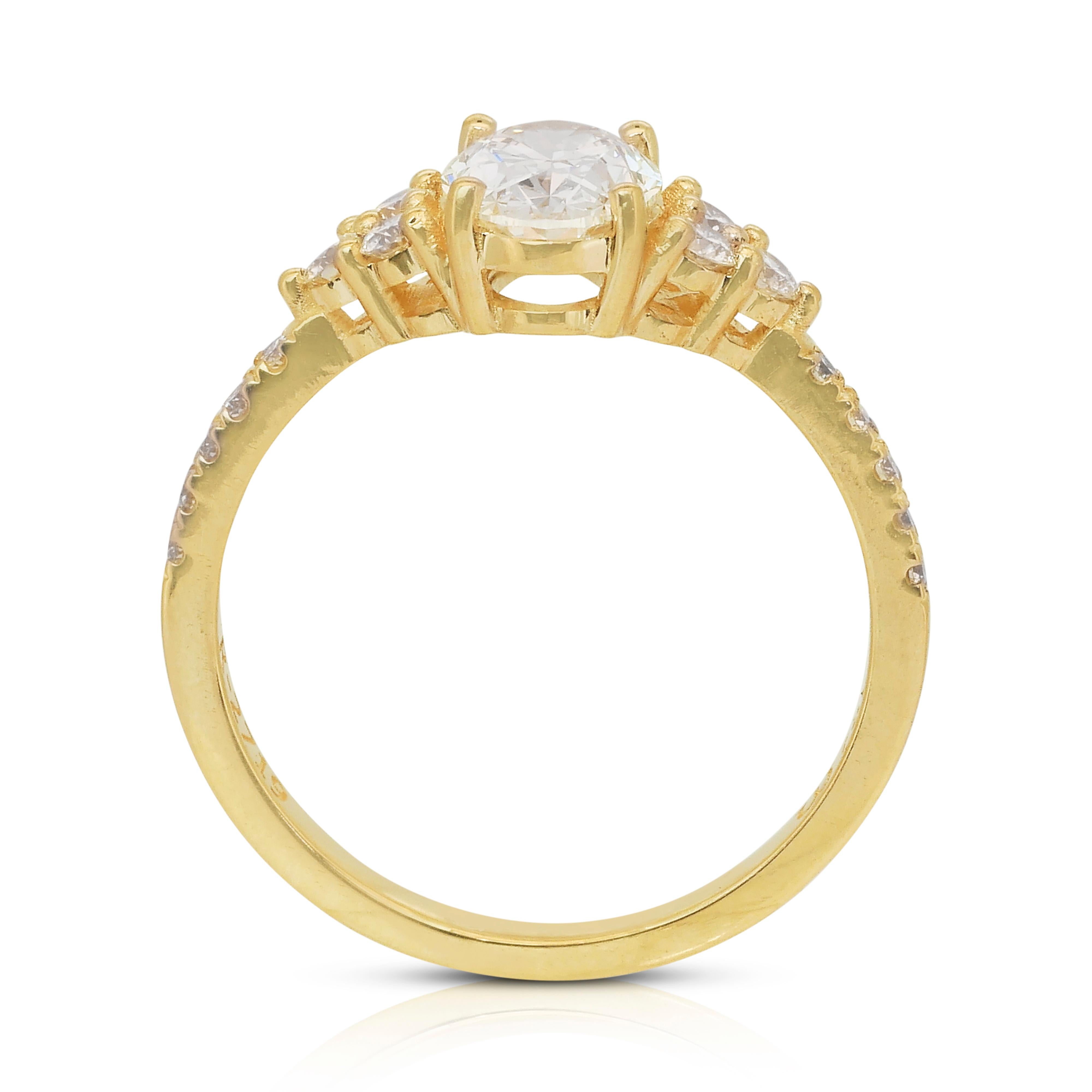 Bague sophistiquée en or jaune 18 carats avec pavé de 1,40 ct de diamants - certifié IGI en vente 4