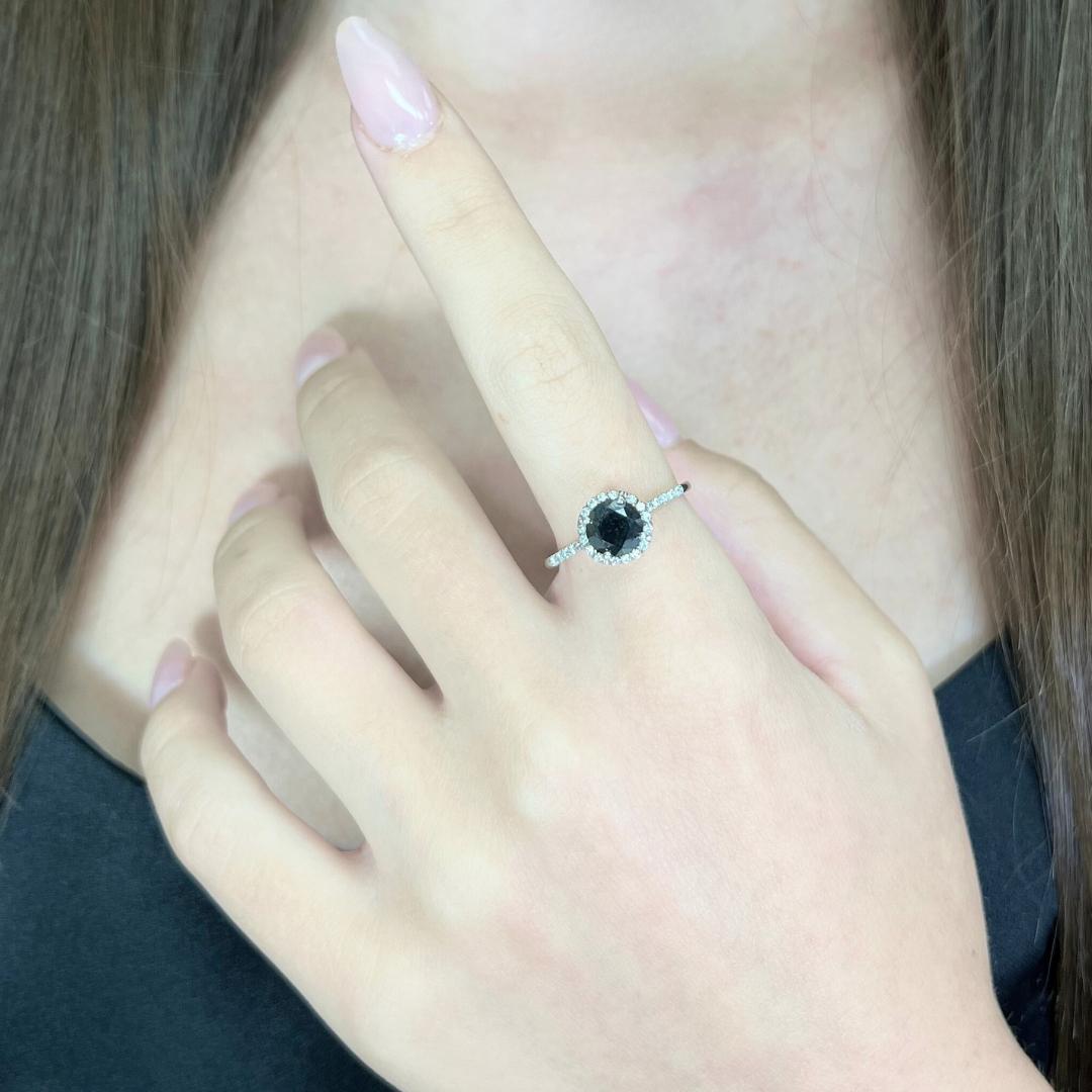 Bague sophistiquée en or blanc 14k avec halo de 1,41ct de diamants - Certifiée IGI

Cette bague frappante en or blanc 14 carats présente en son centre un captivant diamant noir rond de 1,18 carat, exhalant une élégance moderne et avant-gardiste.