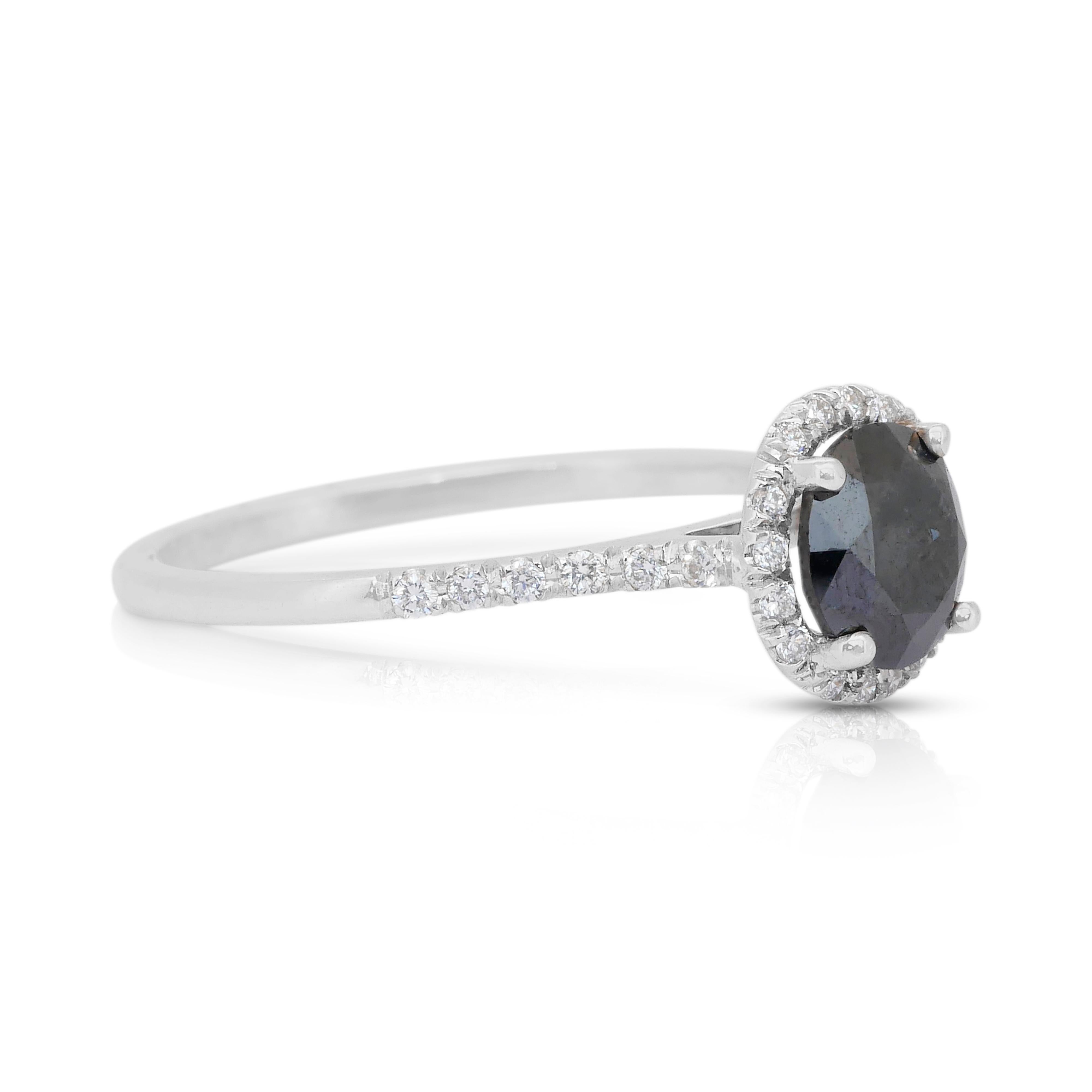 Bague sophistiquée en or blanc 14k avec halo de 1,41ct de diamants - Certifiée IGI Neuf - En vente à רמת גן, IL