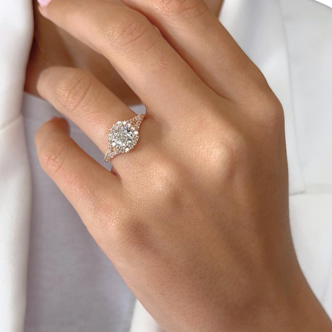 Sofisticato anello aureolato con 1,42 carati di diamanti in oro rosa 18 carati - Certificato IGI

Questo anello aureola in oro rosa 18 carati presenta al centro un diamante a cuscino da 1,01 carati, per un'incantevole miscela di luminosità e