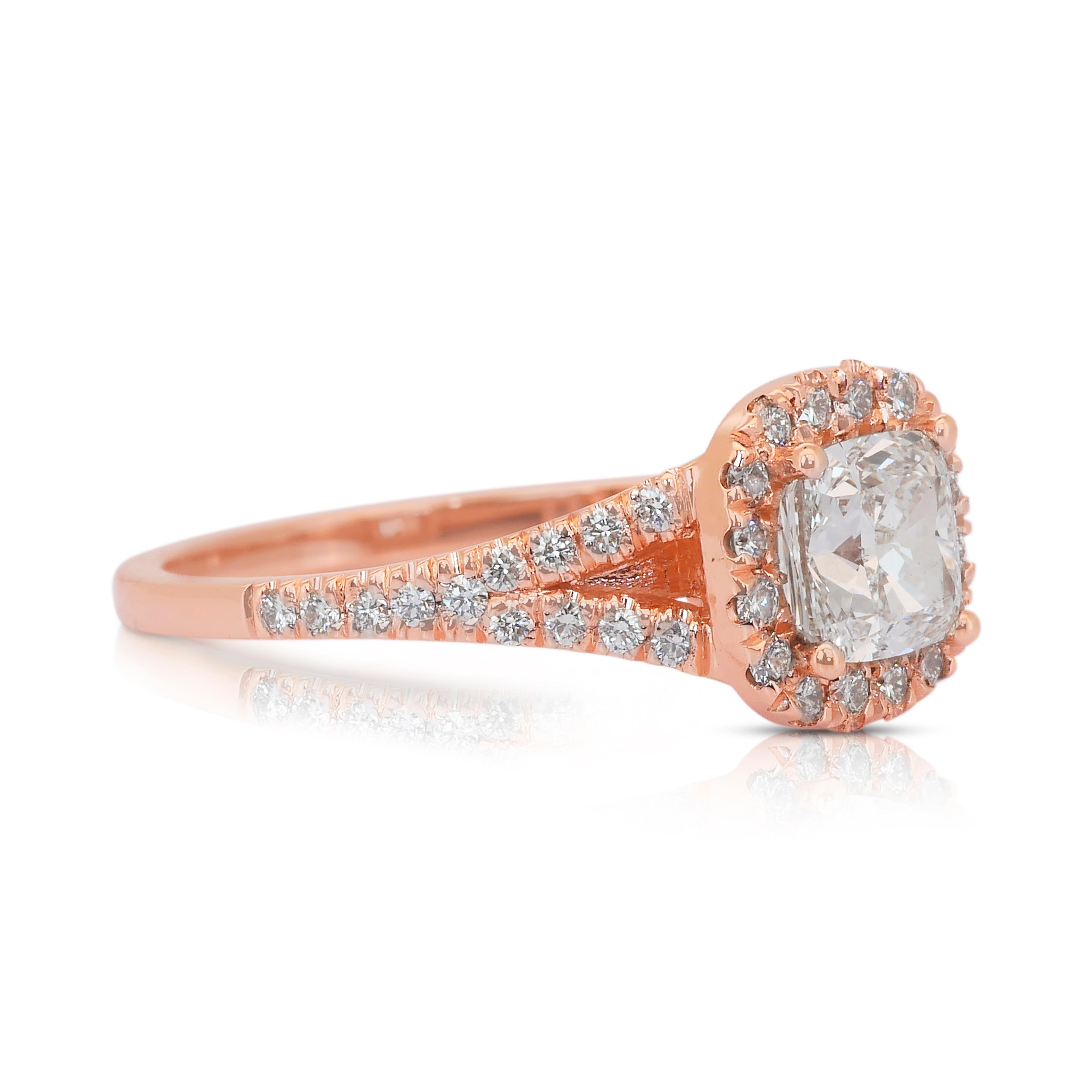 Taglio cuscino Sofisticato anello aureolato con 1,42 carati di diamanti in oro rosa 18 carati - Certificato IGI in vendita