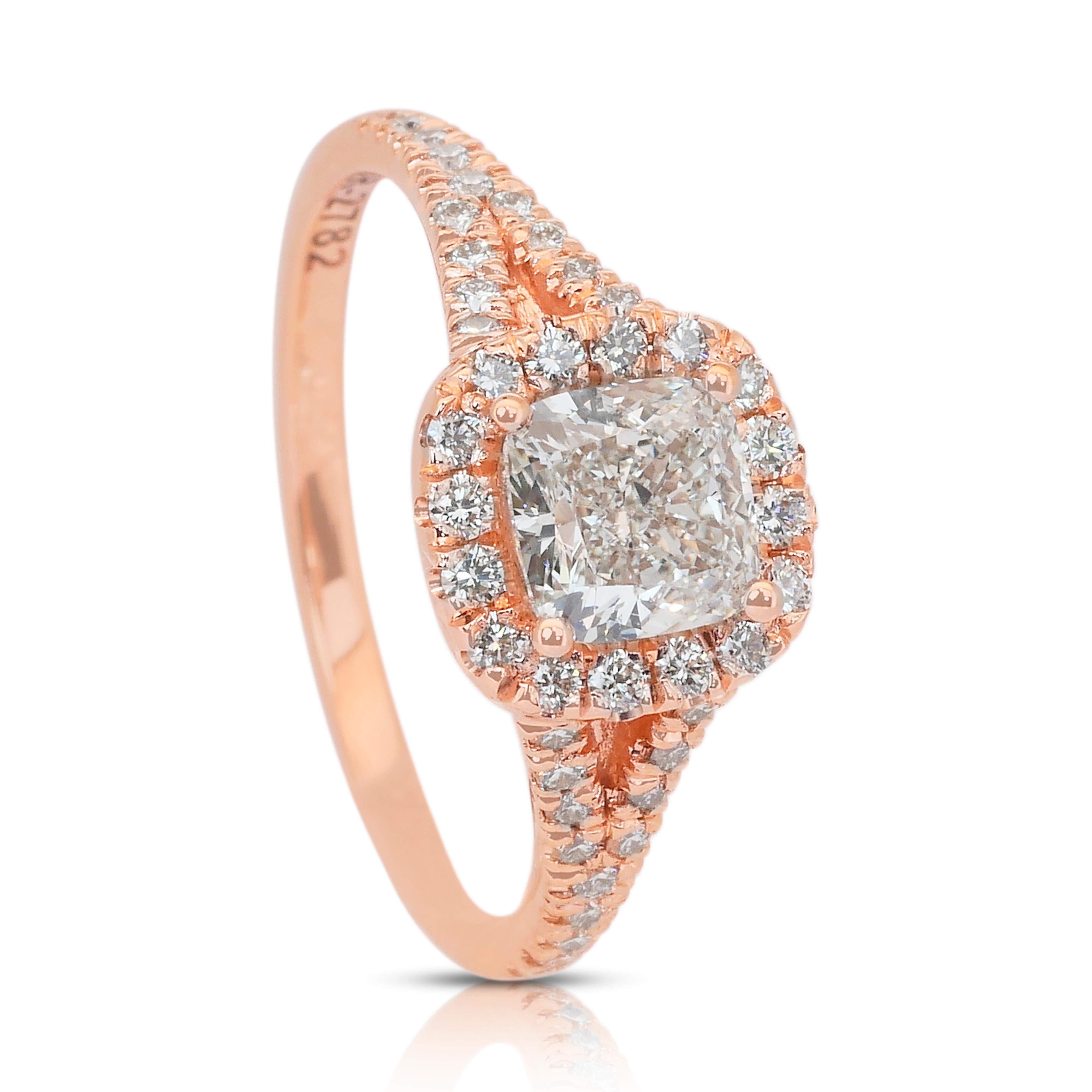Sofisticato anello aureolato con 1,42 carati di diamanti in oro rosa 18 carati - Certificato IGI in vendita 3