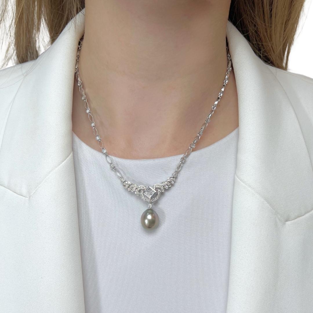 Sofisticata collana di perle coltivate e diamanti naturali da 1,46 carati in oro bianco 18 carati - Certificata GCI

Questa splendida collana in oro bianco 18 carati presenta una perla coltivata mozzafiato dall'elegante forma ovale e dall'esclusiva